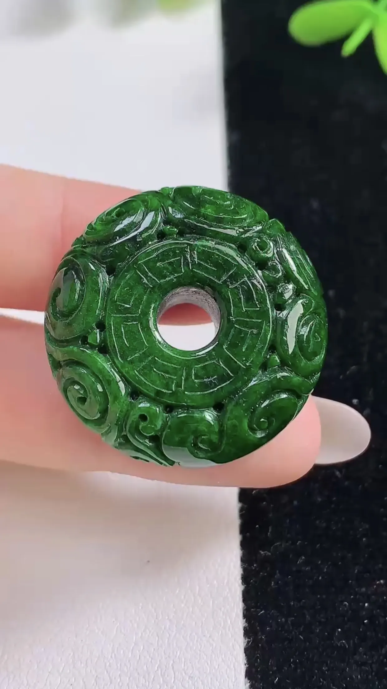 缅甸天然翡翠a货 老坑料起胶冰润 满辣绿雕花路路通吊坠，尺寸29.1-11.6mm  y 18.94