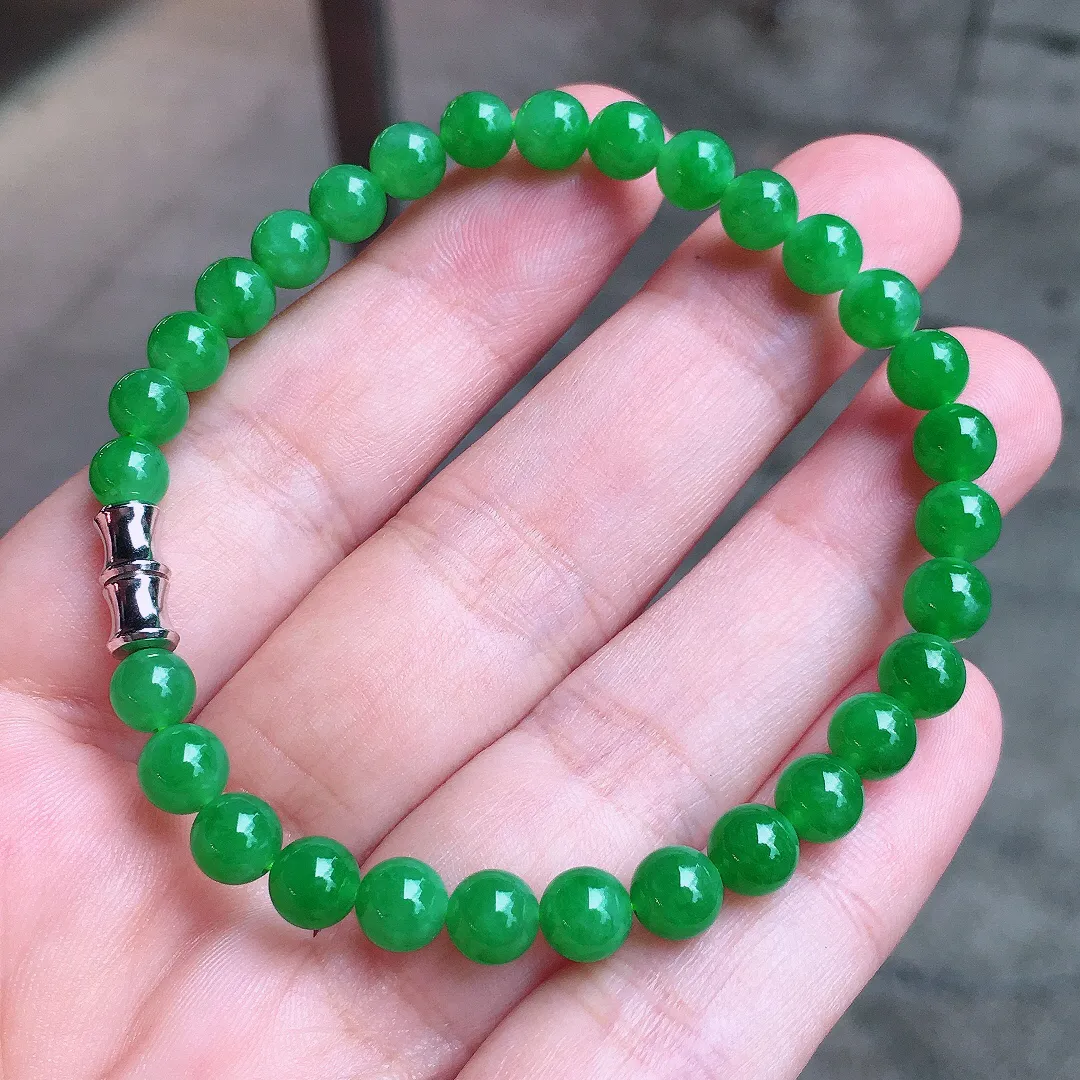 阳绿珠子手串，色泽均匀艳丽，玉质细腻，荧光感超
强，饱满圆润，尽显优雅气质，