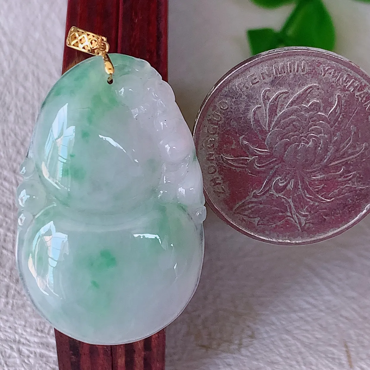 18K金镶嵌冰飘绿翡翠葫芦吊坠，葫芦寓意福禄双全，财源滚滚，佩戴效果优雅迷人！#00.25