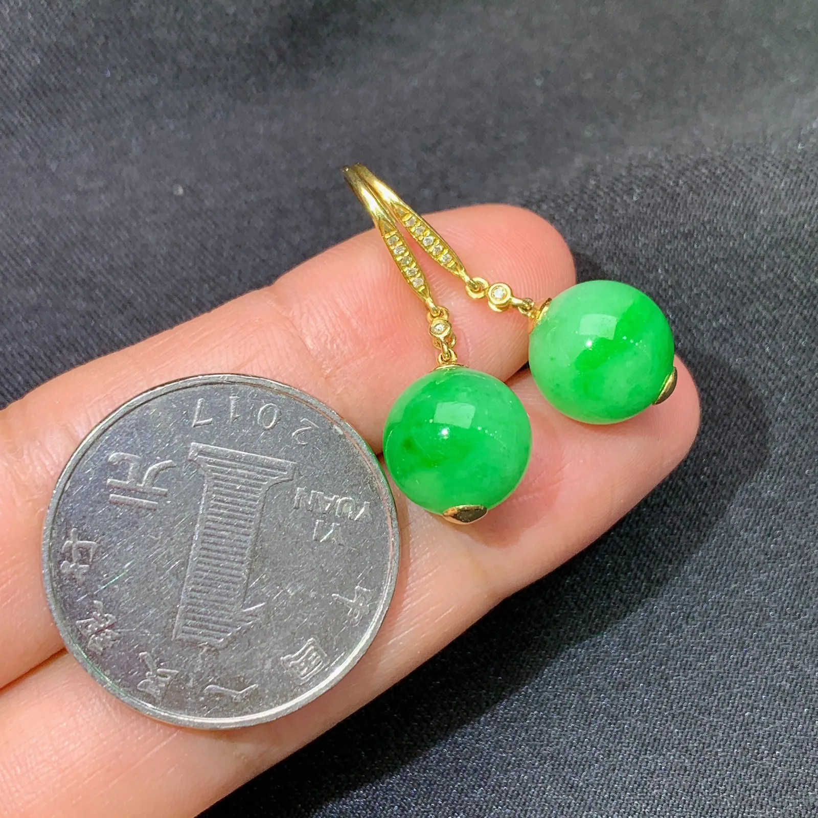 阳绿圆珠耳坠，18k金镶嵌，简约时尚，冰润色阳，种水足 直径10.3