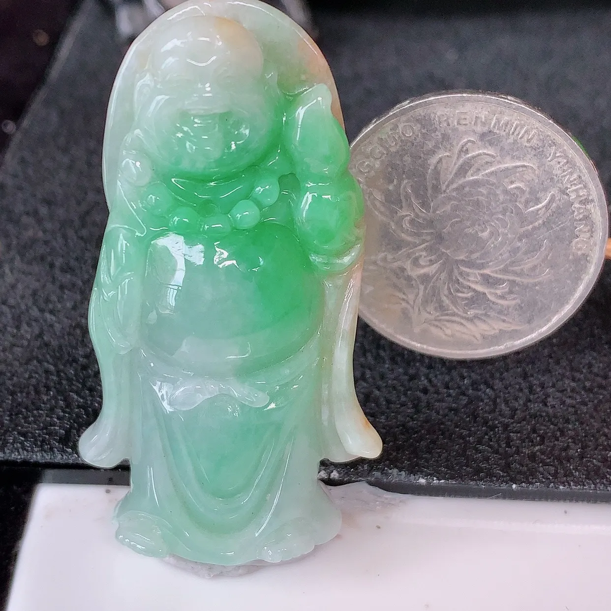 自然光实拍，冰润黄加绿翡翠逍遥佛吊坠，种老水足，雕工精湛 ，寓意美好，佩戴时尚出众！#87.26