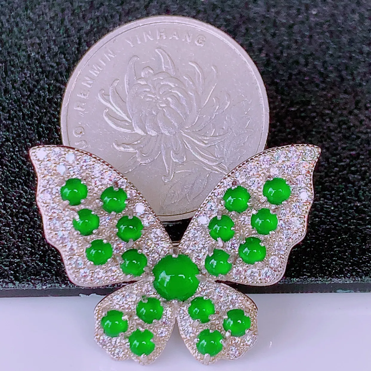冰透满绿翡翠925银镶嵌蝴蝶胸针，自然光实拍，翠色灵动，颜色漂亮，种老水足，品相佳，佩戴佳品！#97.25整体32*26*8.5裸石2.5*2.5