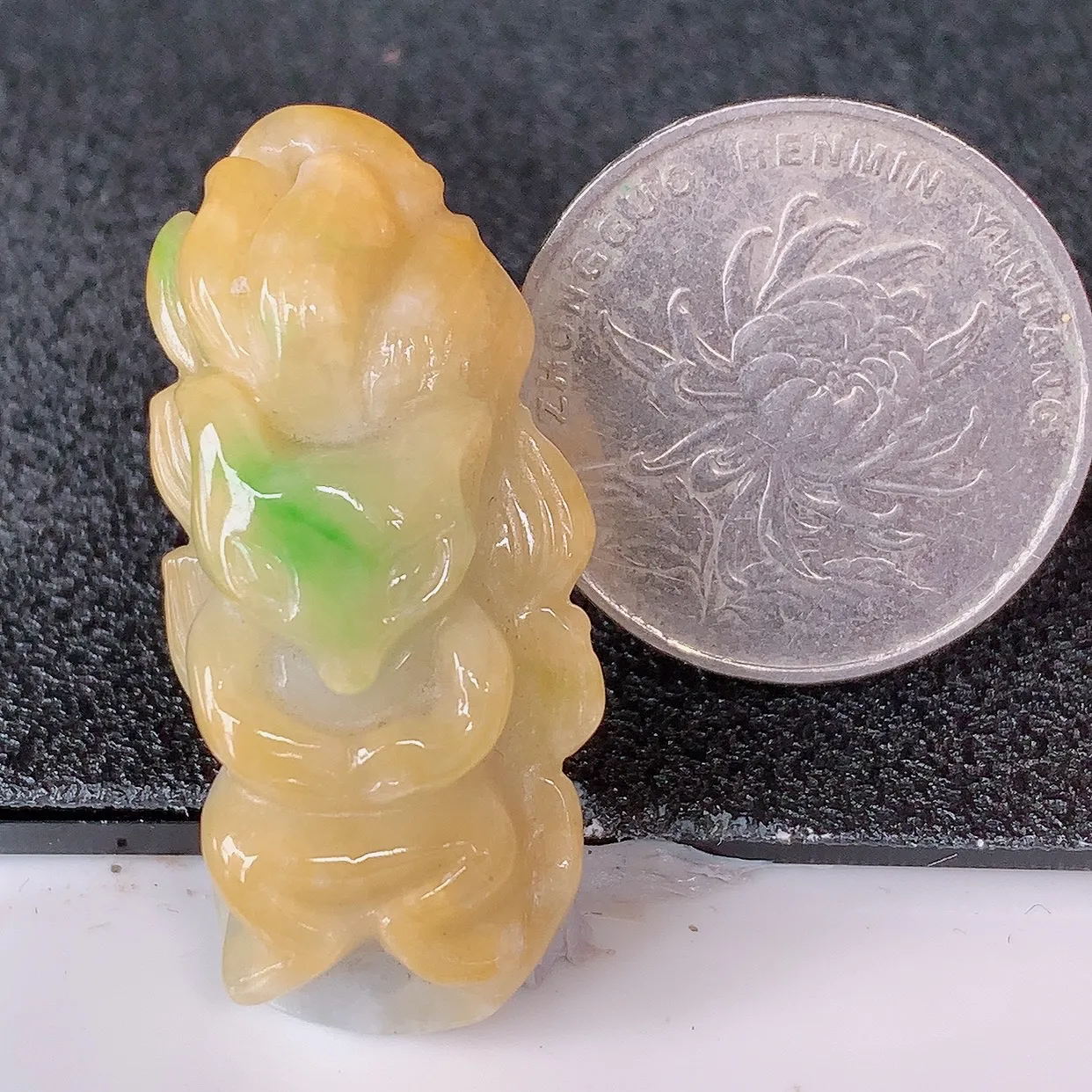 自然光实拍，冰润黄加绿翡翠狐狸吊坠，种老水足，雕工精湛 ，寓意美好，佩戴时尚出众！#87.26
