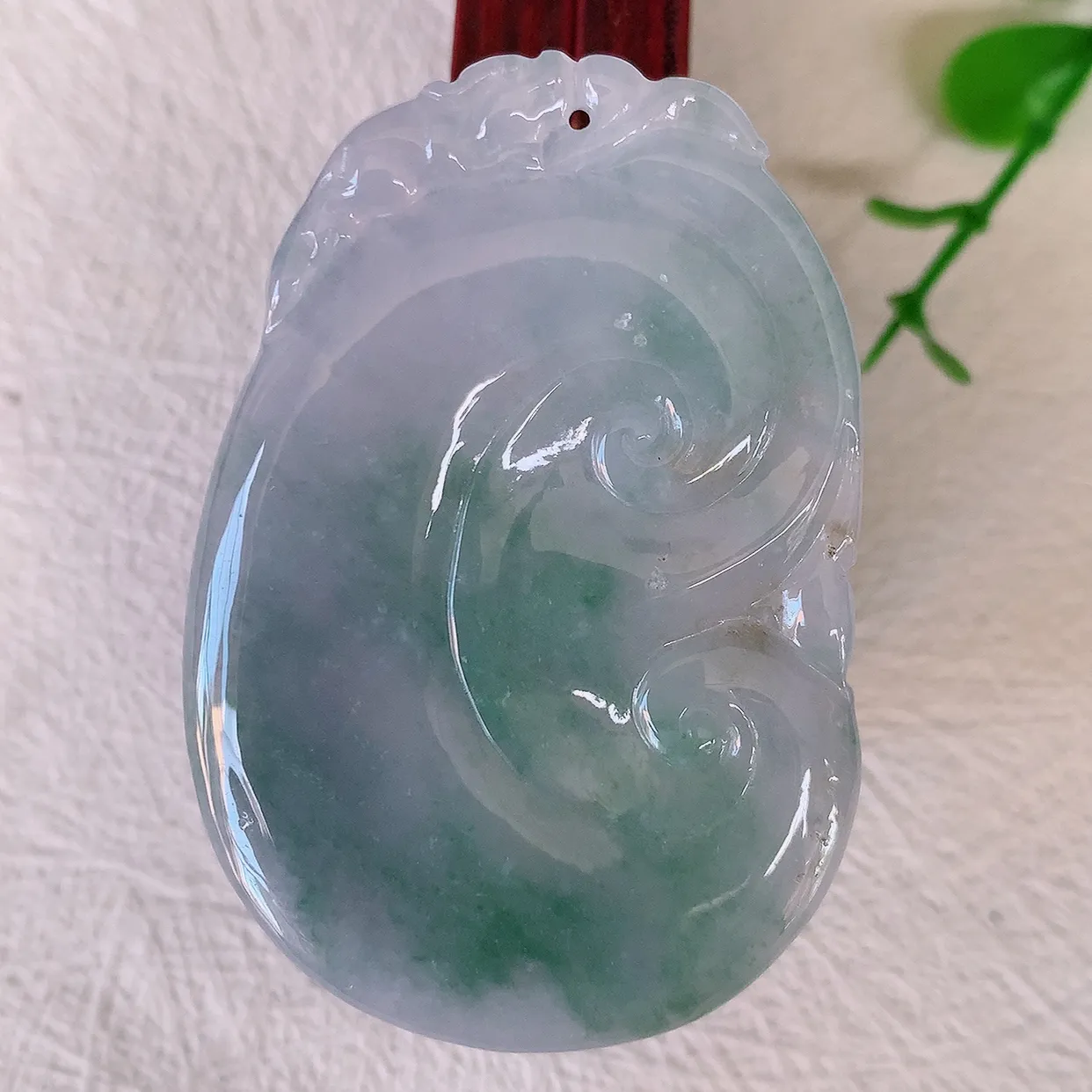 自然光实拍，水润春带彩翡翠万事如意吊坠，翠色灵动，玉质细腻，颜色漂亮，品相佳，佩戴佳品！#57.25