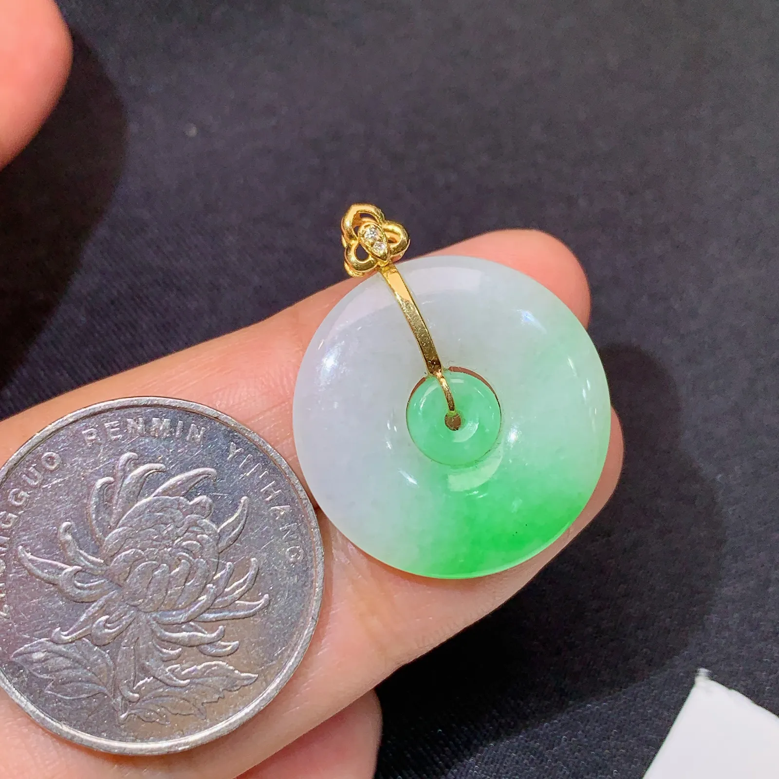 飘绿子母扣吊坠，18k金镶嵌，冰润色阳，种水足 尺寸28*22.9*3.3