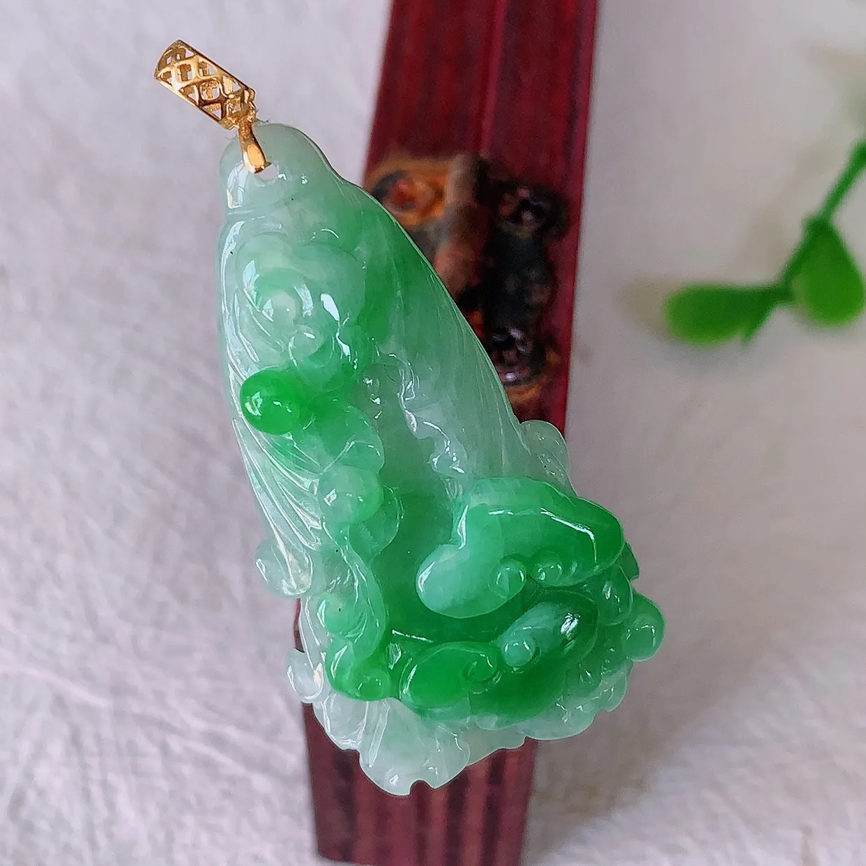 18K金镶嵌冰飘辣绿翡翠招百财白菜吊坠，百财聚来，财源滚滚，色泽鲜艳，精工水润的白菜，性价比高！#1.25