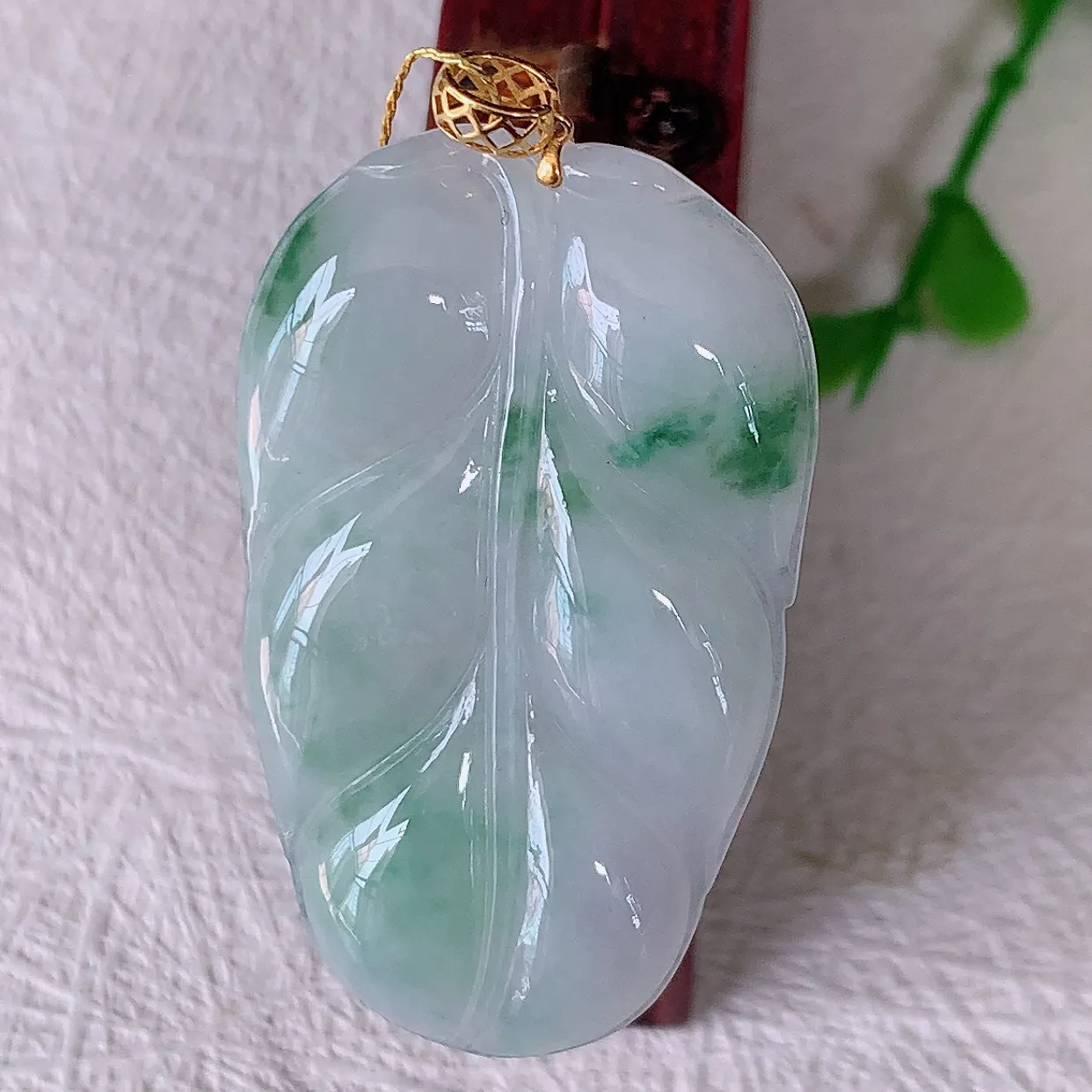 18K金镶嵌冰胶飘花翡翠叶子吊坠 ，种水足，色泽清新，工艺精湛，叶子寓意美好；金枝玉叶，事业有成。#00.25