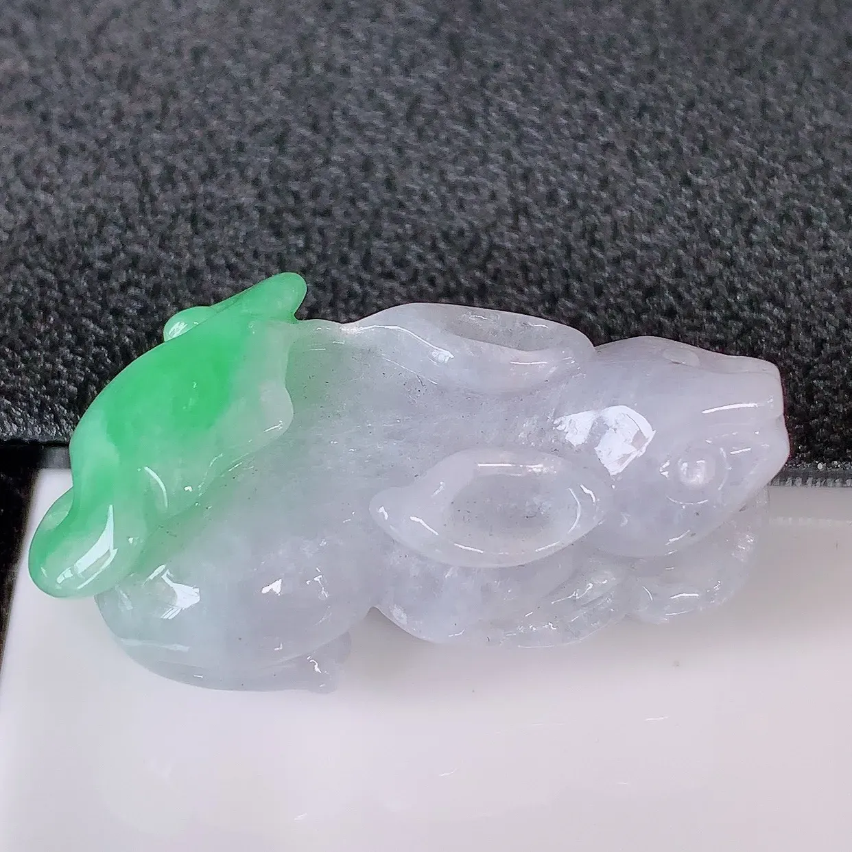 自然光实拍，冰润飘绿翡翠生肖鼠吊坠，种老水足，雕工精湛 ，寓意美好，佩戴时尚出众！#87.26