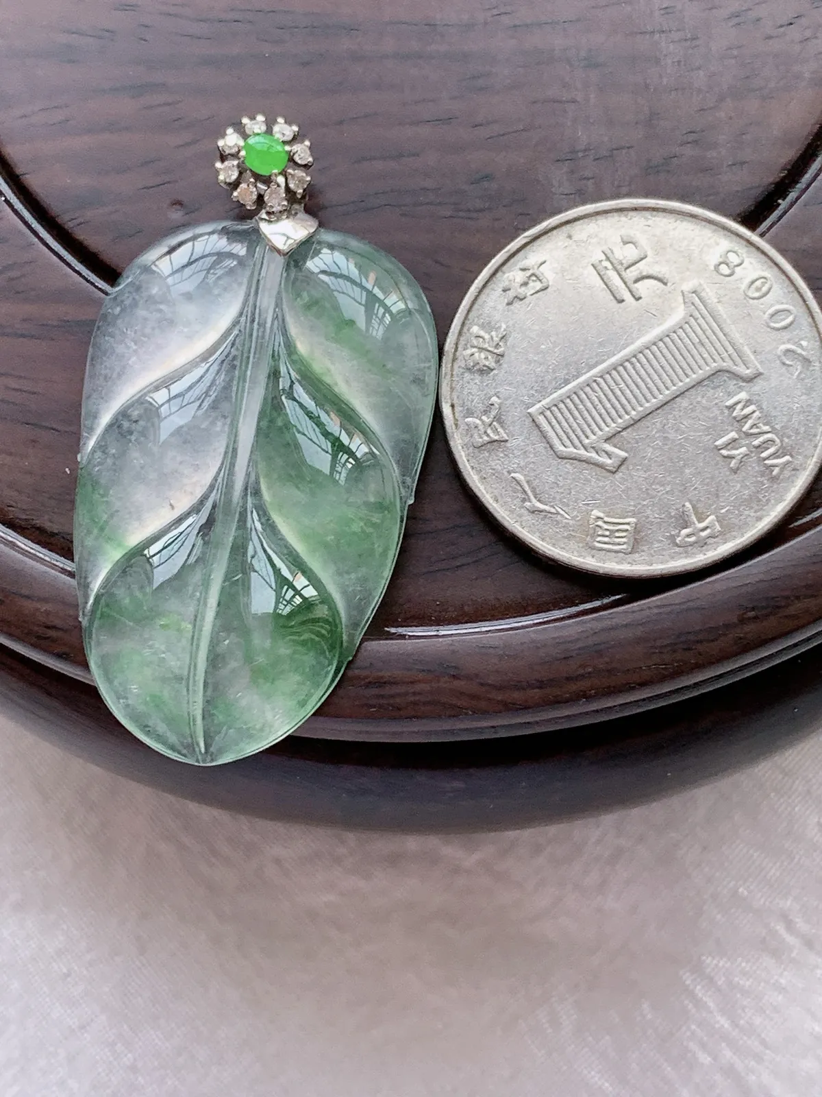 翡翠a货18k金冰种飘绿金枝玉叶 叶子吊坠，尺寸35.8-22.8-4.3，重量:7.02g