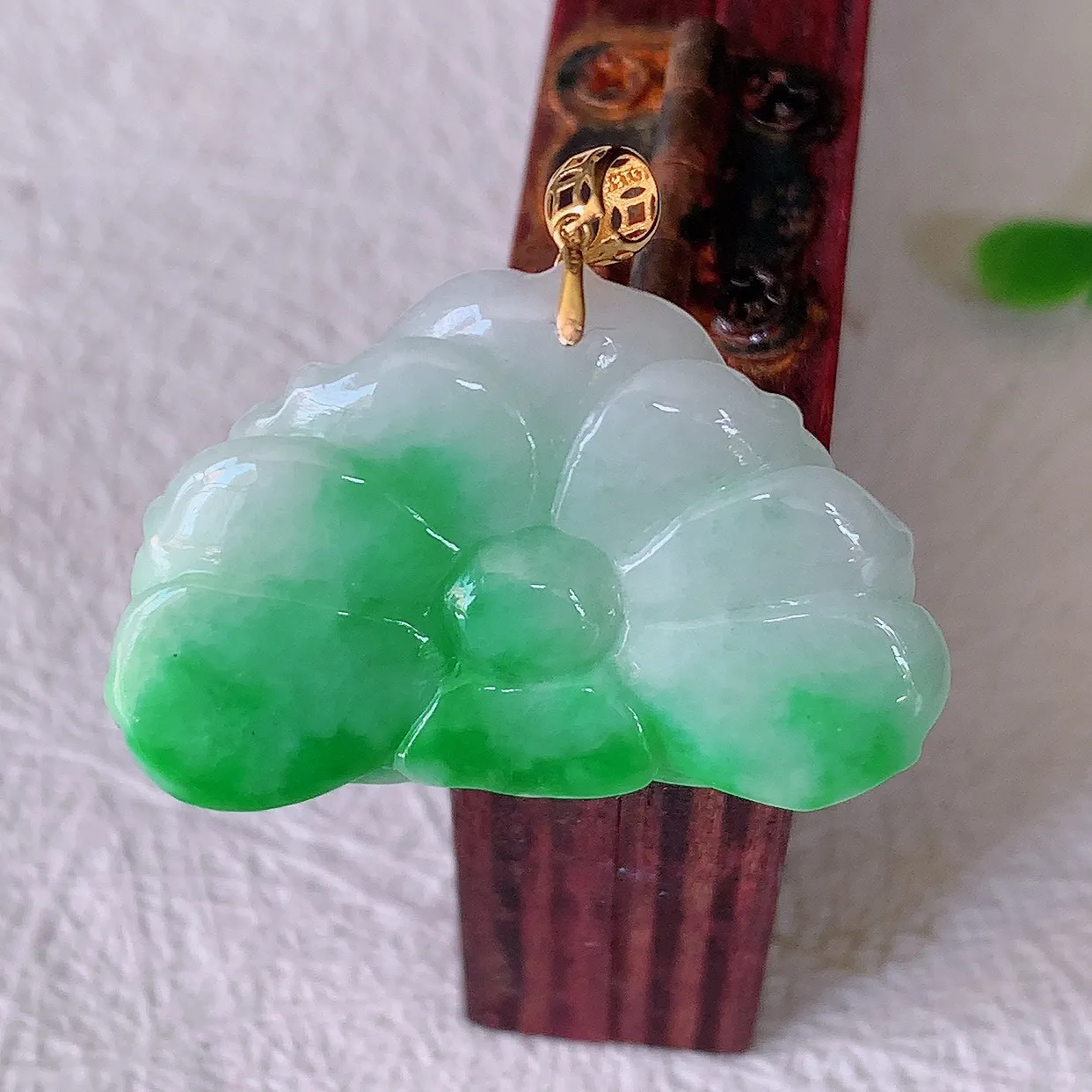 自然光实拍，18K金镶嵌冰润飘绿翡翠花开富贵荷花玉坠，财源广进，自然隐逸、荷本是素不着尘之物，有和美之寓意。#1.25