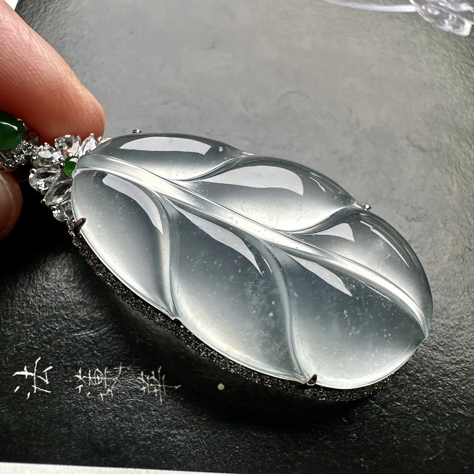 【冰种大叶子】金枝玉叶，质地细腻，冰润透亮，光泽出众，18k金钻镶嵌，裸石尺寸41.1*23.2*7毫米