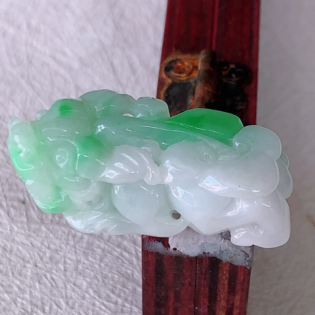 自然光实拍，冰润飘绿翡翠招财貔貅吊坠，民间有“一摸貔貅运程旺盛，再摸貔貅财运滚滚，三摸貔貅平步青云 