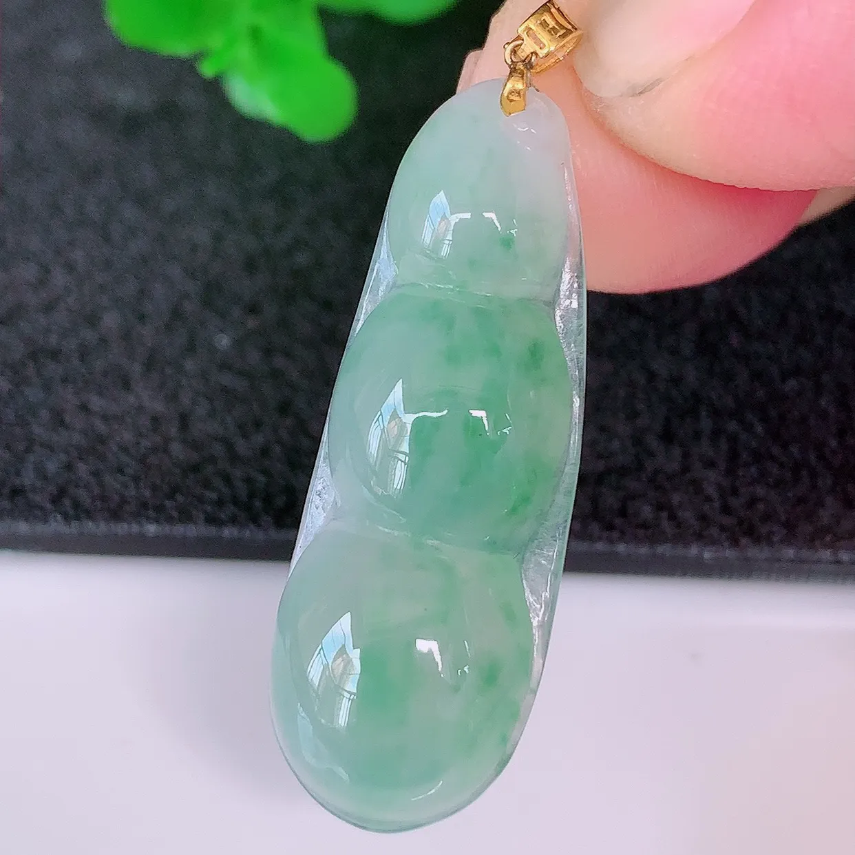 18K金镶嵌冰种翡翠飘花四季豆吊坠，平安豆福豆玉坠，冰润通透，豆粒饱满，寓意：豆蔻年华！#49.25
