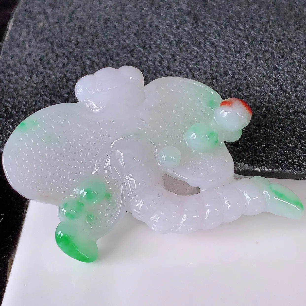 自然光实拍，冰润黄加绿翡翠蜻蜓吊坠，种老水足，雕工精湛 ，寓意美好，佩戴时尚出众！#87.26