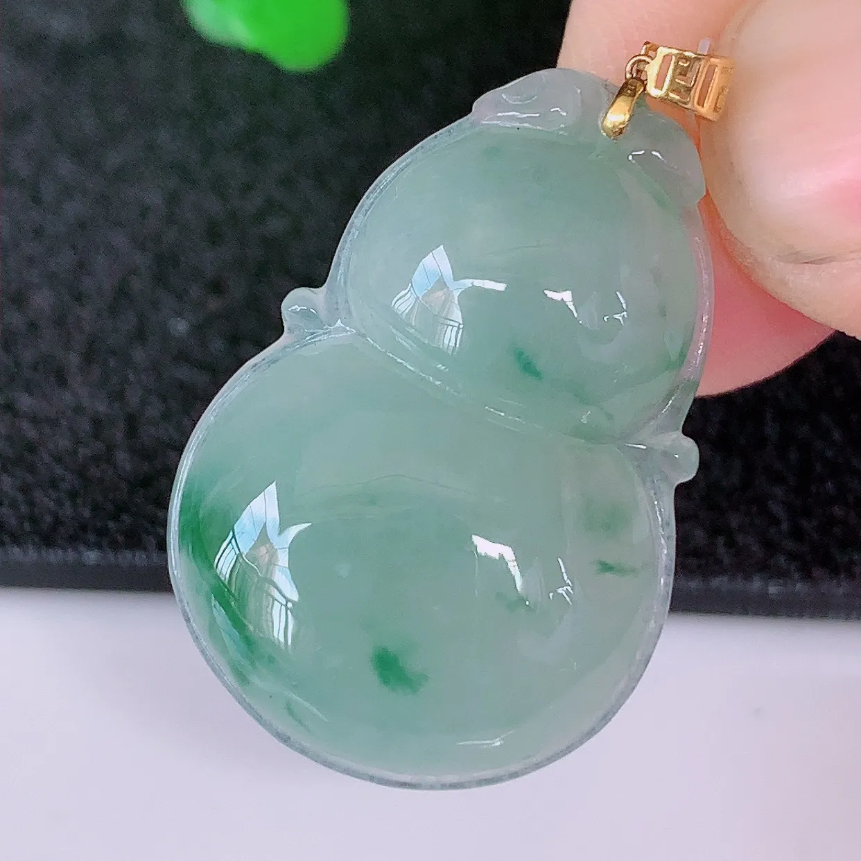 18K金镶嵌冰种飘花翡翠葫芦吊坠，葫芦寓意福禄双全，财源滚滚，佩戴效果优雅迷人！#49.25