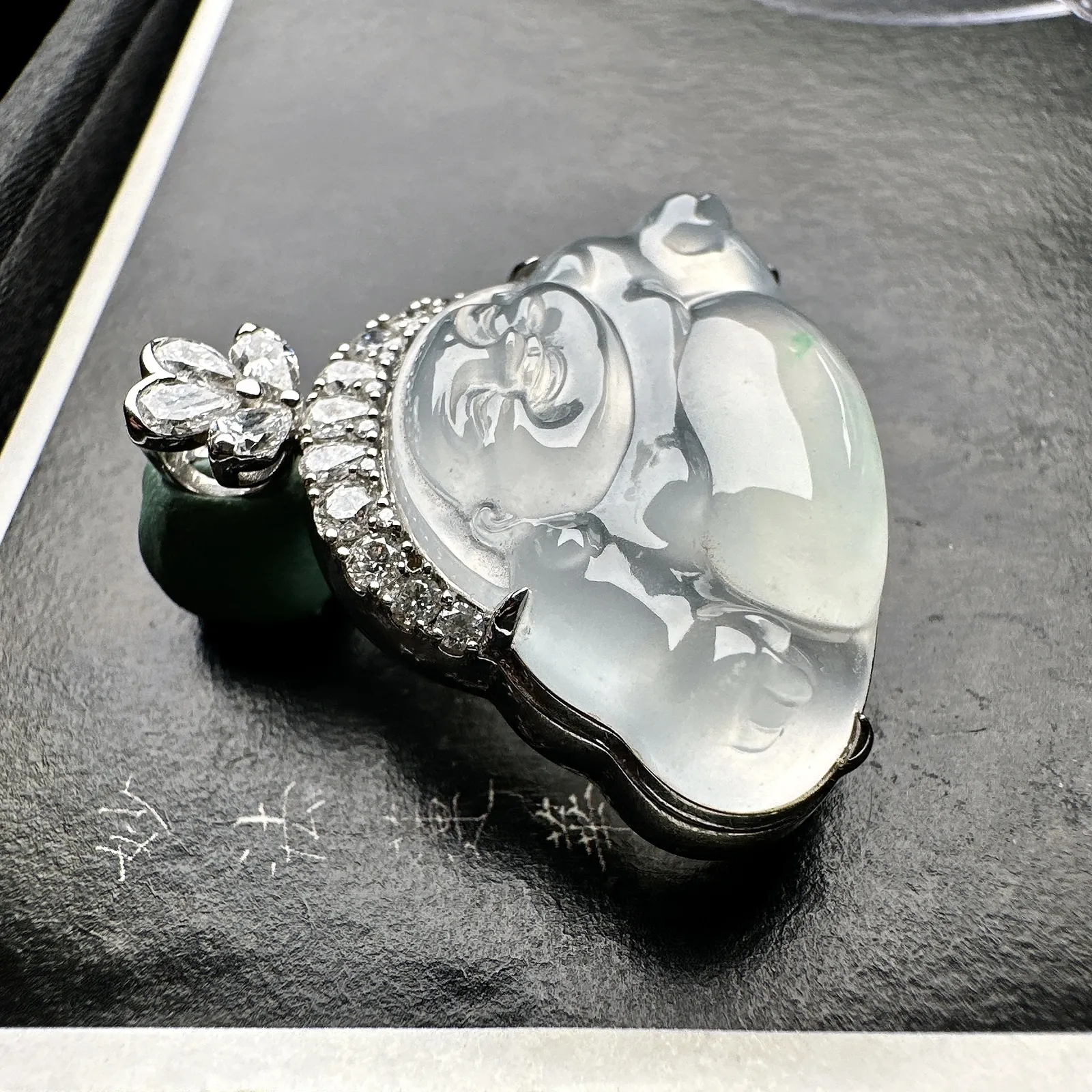 【冰种飘花佛公吊坠】种水上乘，晶莹剔透，纯净通透，莹光感很强，18k金钻镶嵌，裸石尺寸22.1*34.3*7毫米