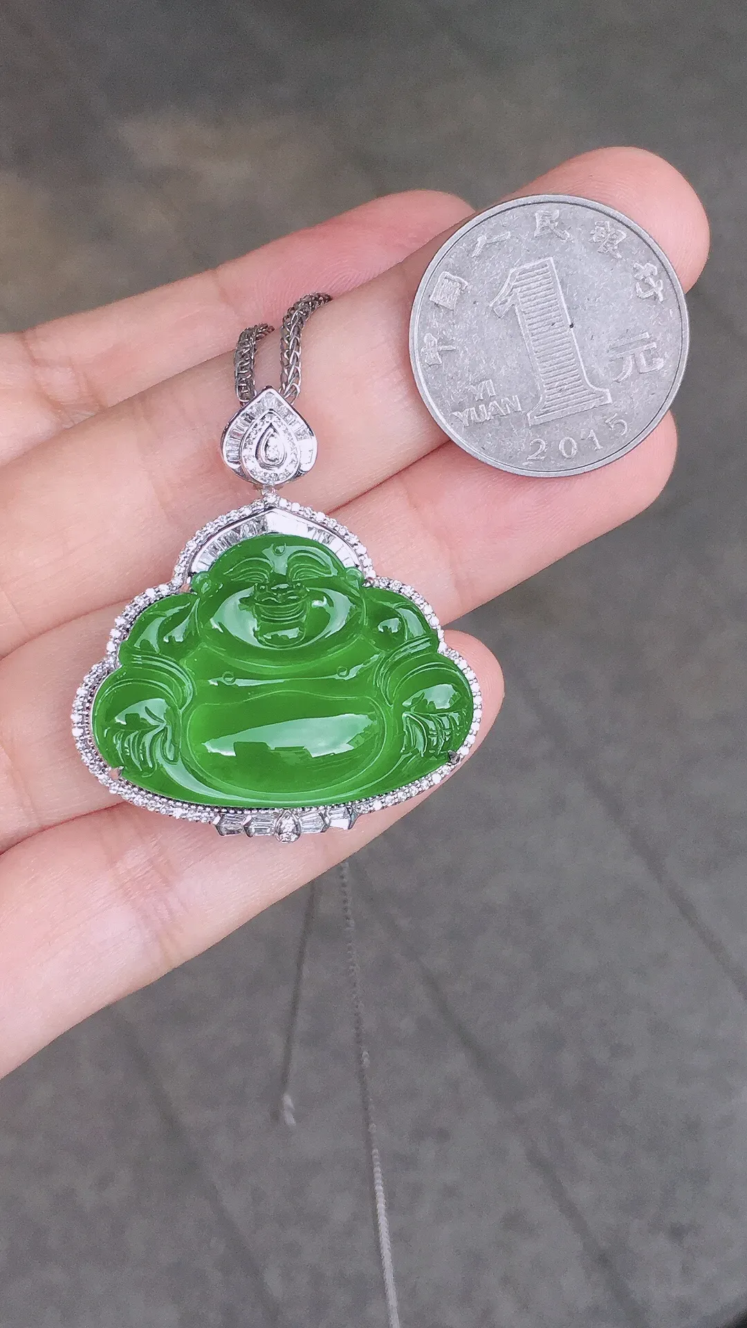 满绿佛公吊坠，色泽均匀浓郁，玉质细腻，荧光感超
强，饱满圆润，尽显优雅气质，18k
金豪华镶嵌