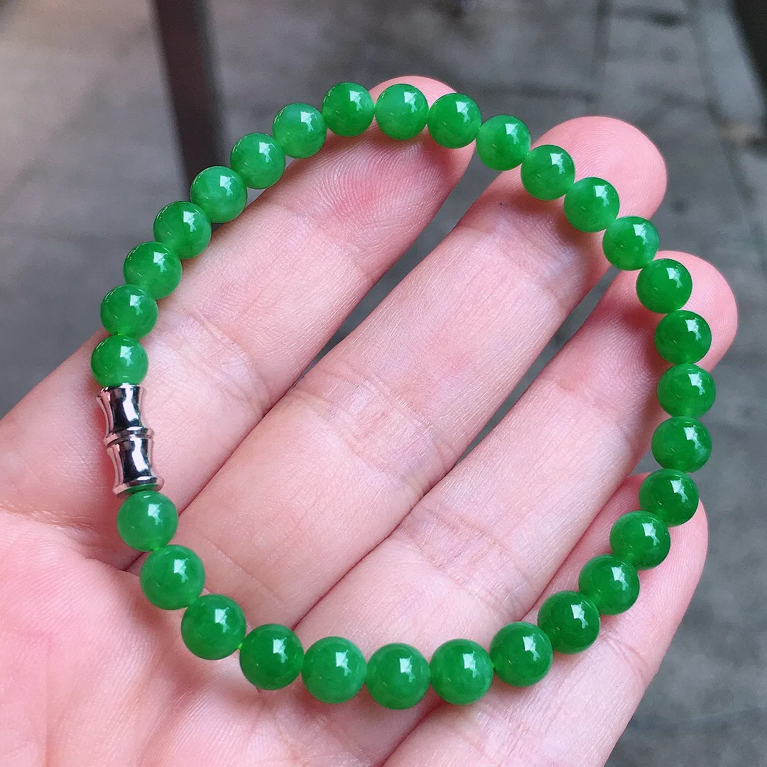 阳绿珠子手串，色泽均匀艳丽，玉质细腻，荧光感超
强，饱满圆润，尽显优雅气质，