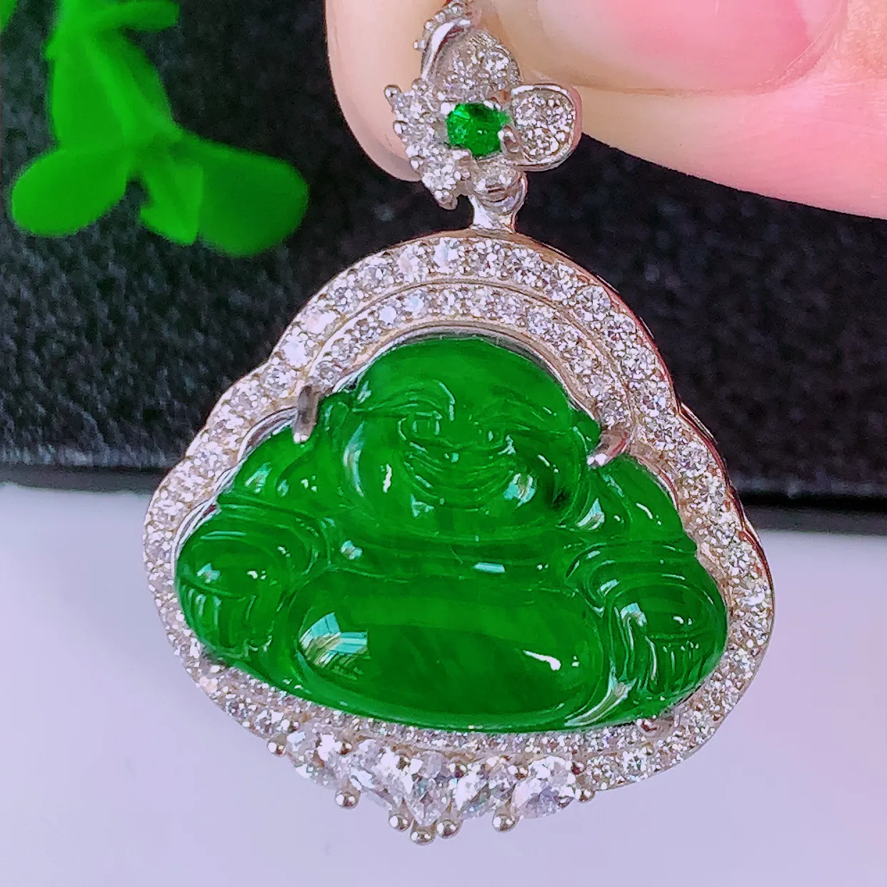 冰透满绿翡翠925银镶嵌佛公吊坠，自然光实拍，翠色灵动，颜色漂亮，种老水足，品相佳，佩戴佳品！#97.25整体31.5*24*9.2裸石20.5*14.5