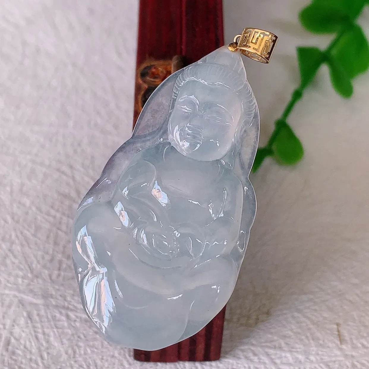 18K金镶嵌冰种翡翠观音菩萨吊坠，种老水足，雕工精湛 ，寓意美好，佩戴时尚出众！#1.25整体46.5裸石42*23*5.2