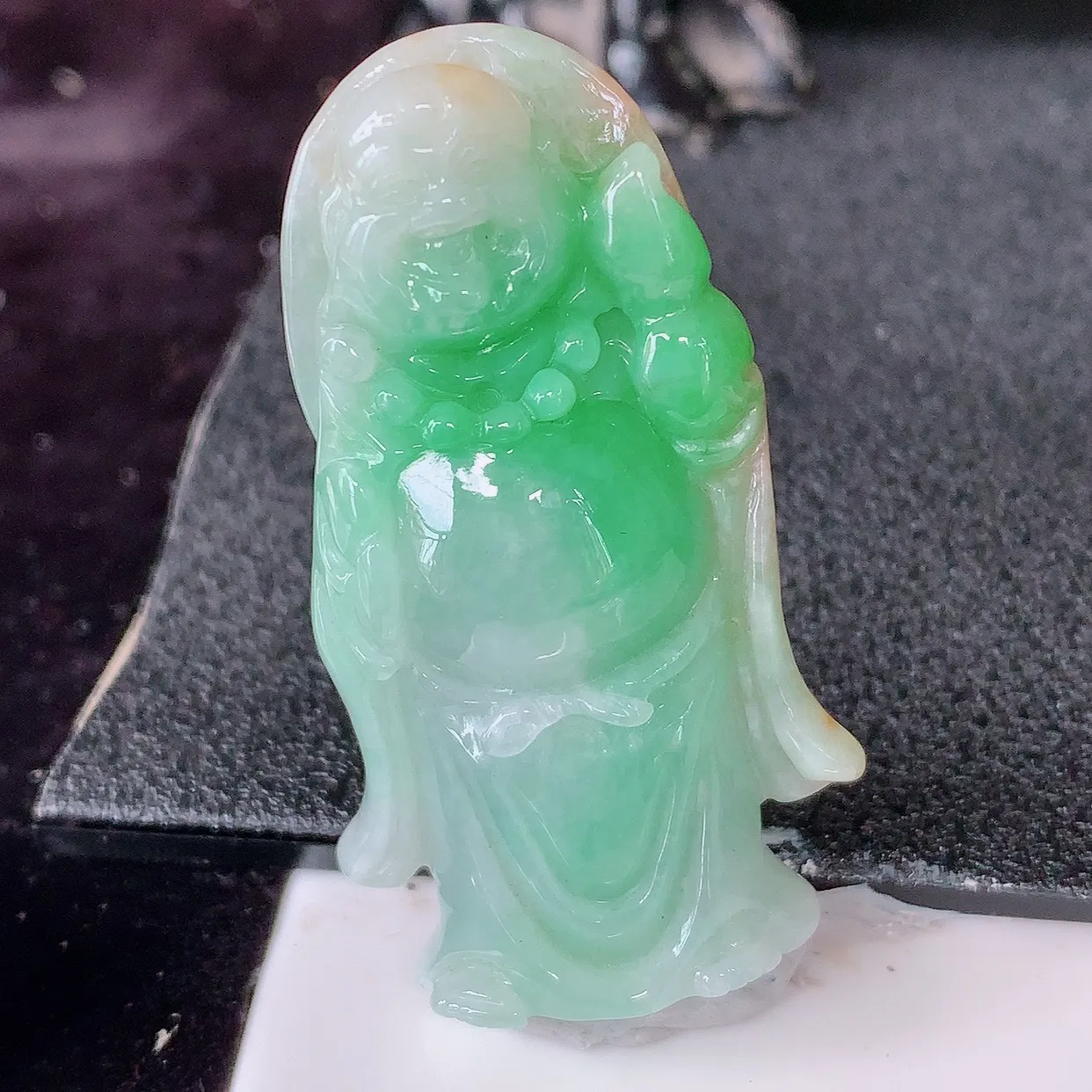 自然光实拍，冰润黄加绿翡翠逍遥佛吊坠，种老水足，雕工精湛 ，寓意美好，佩戴时尚出众！#87.26