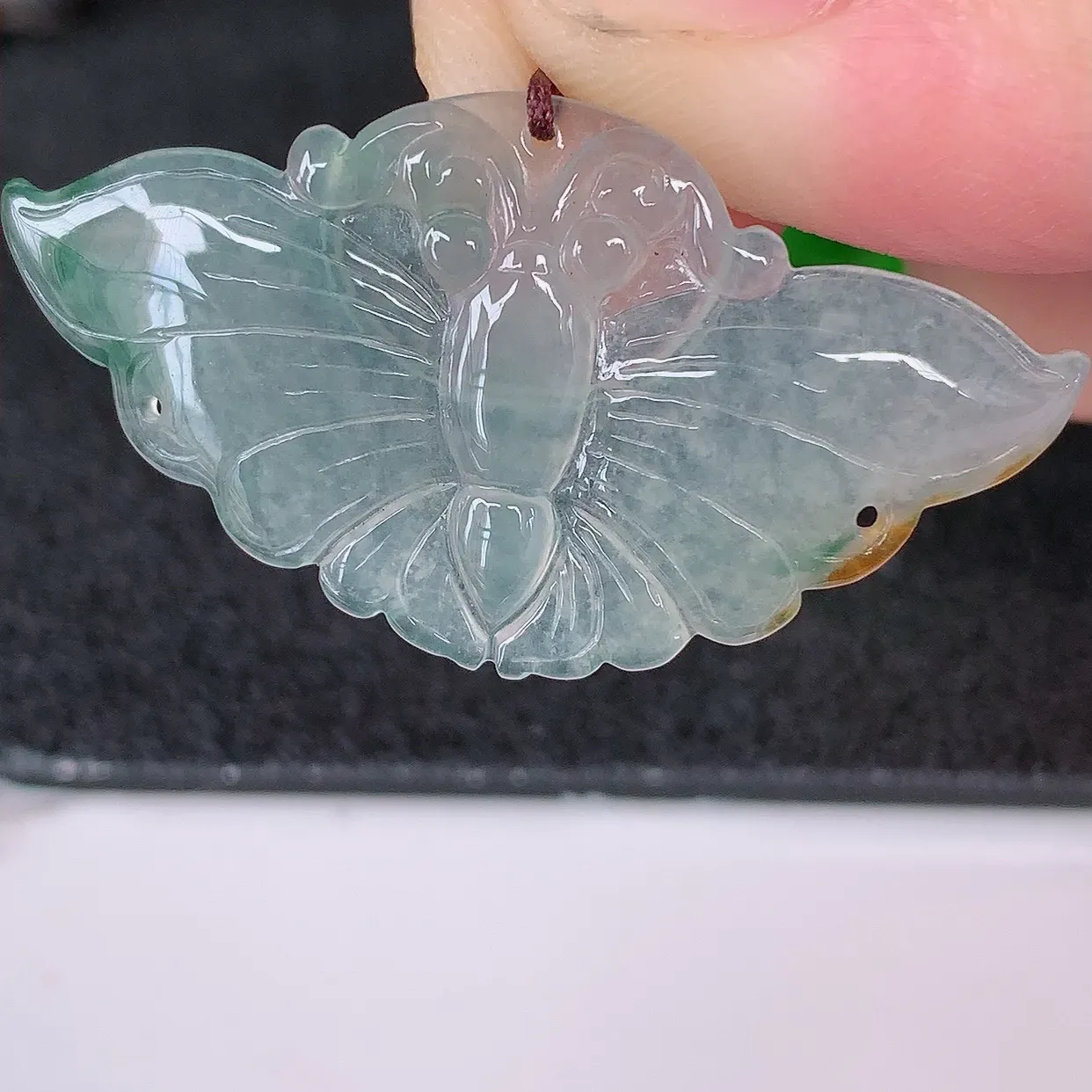 自然光实拍，冰种三彩翡翠蝴蝶吊坠，种老水足，雕工精湛 ，寓意美好，佩戴时尚出众！#87.26