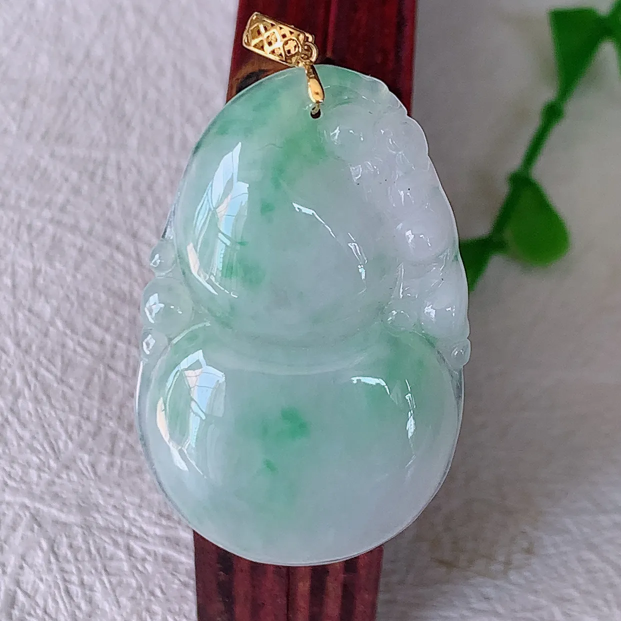 18K金镶嵌冰飘绿翡翠葫芦吊坠，葫芦寓意福禄双全，财源滚滚，佩戴效果优雅迷人！#00.25