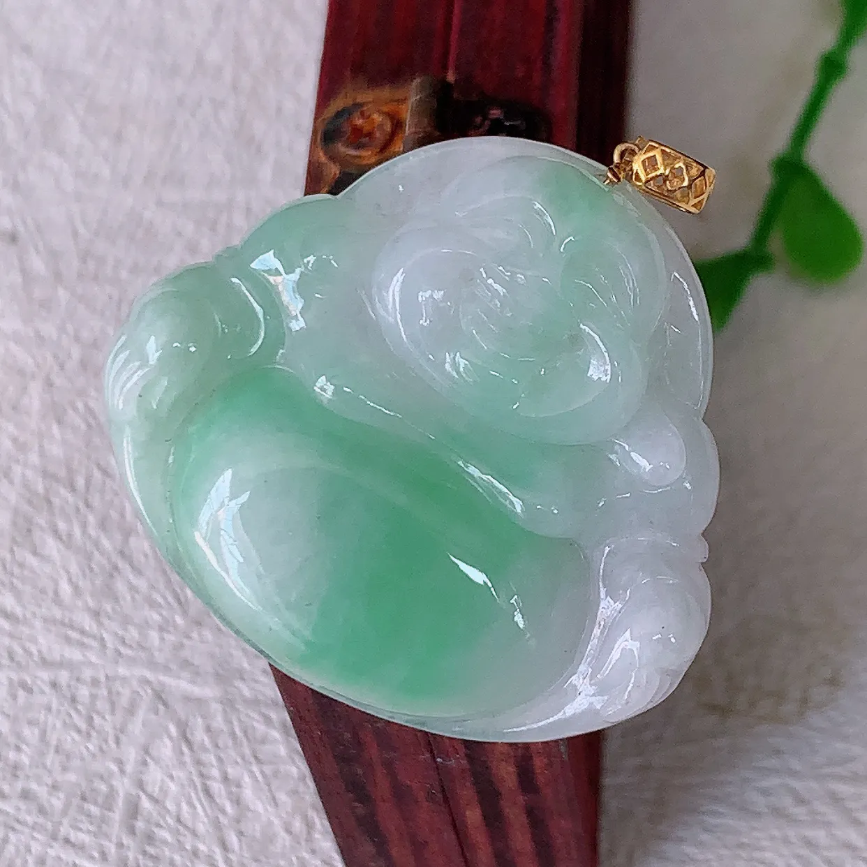 18k金镶嵌水润飘绿翡翠佛公吊坠，沁人心脾，精致典雅的设计，为佩戴者，增添色彩，送礼自留都是佳品选择！#00.26