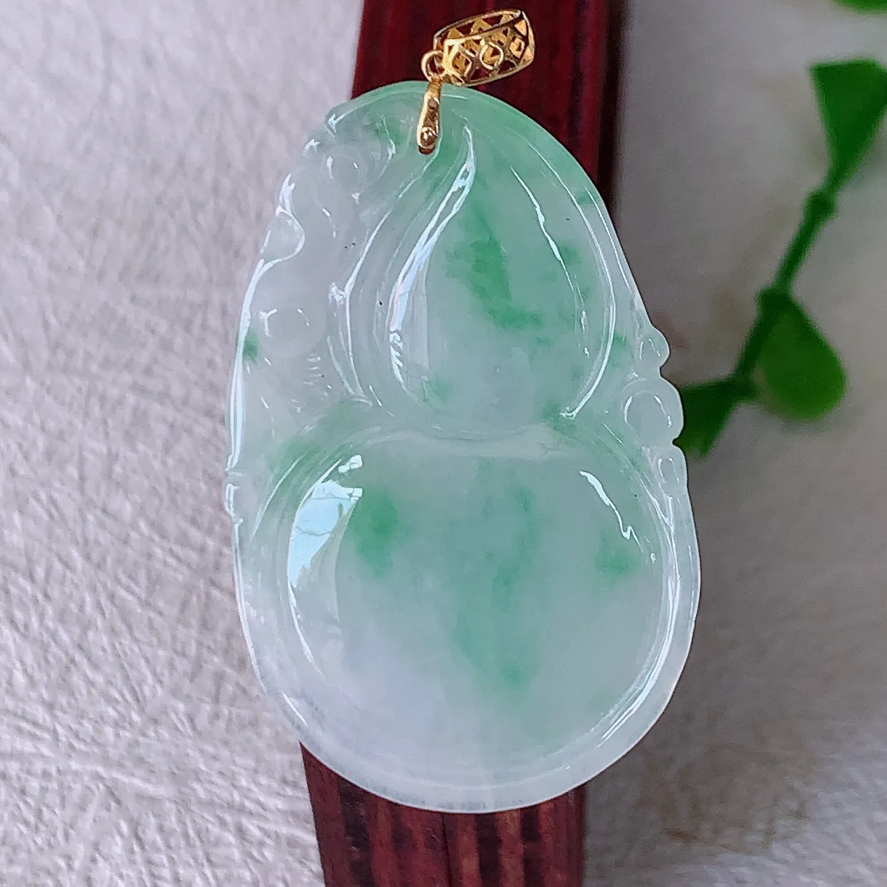 18K金镶嵌冰飘绿翡翠葫芦吊坠，葫芦寓意福禄双全，财源滚滚，佩戴效果优雅迷人！#00.25