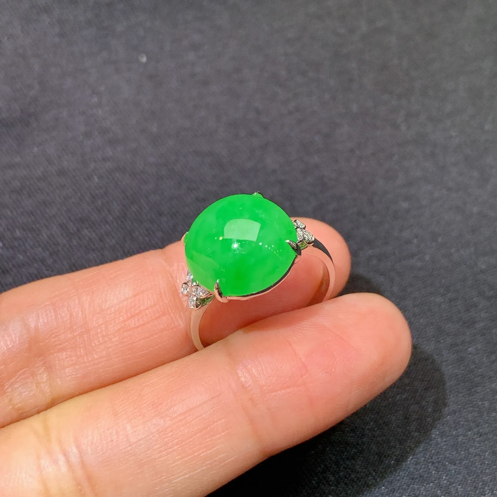 阳绿蛋面戒指 18k金镶嵌，简约时尚，冰润色阳，种水足，圈口13 裸石12.1*11.8*5.5