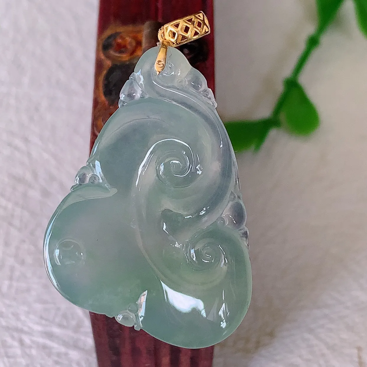 18K金镶嵌冰种翡翠如意吊坠，种老水足，雕工精湛 ，寓意美好，佩戴时尚出众！#1.25整体35裸石29*20.5-5.5