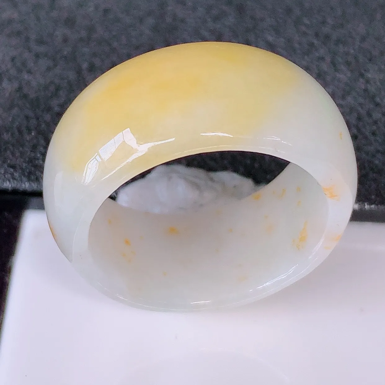 自然光实拍，冰黄翡21.5mm内径翡翠扳指，指环，沙金点玉扳指，财源滚滚，玉质细腻起胶，27圈口，种水好！#49.25尺寸21.5-11.5*3.5