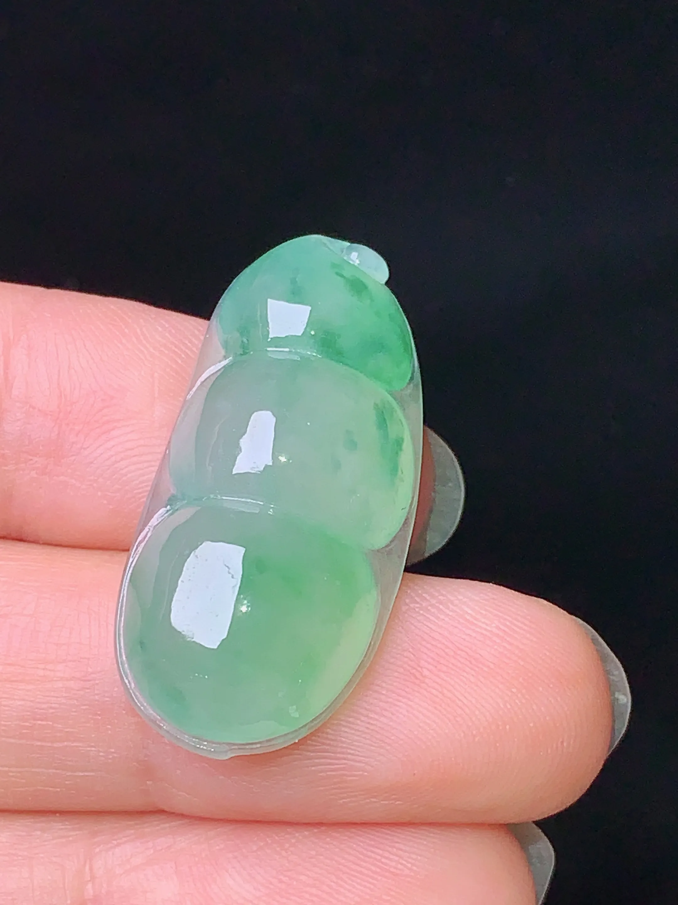 冰种飘绿四季豆吊坠 玉质细腻 色泽艳丽 整体尺寸31*14*7.3