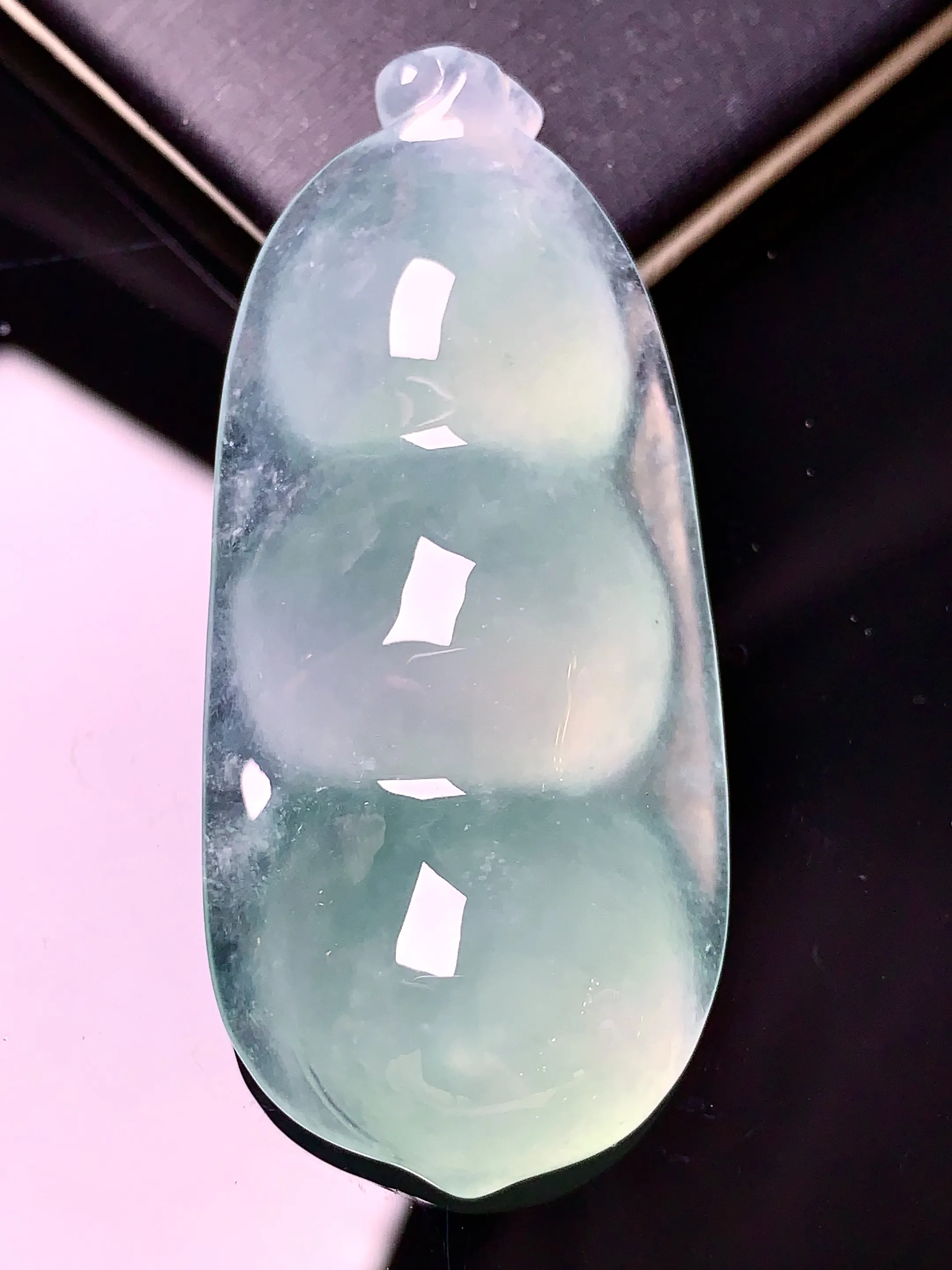 冰种四季豆吊坠 玉质细腻 色泽艳丽 整体尺寸51.7*23*10.5