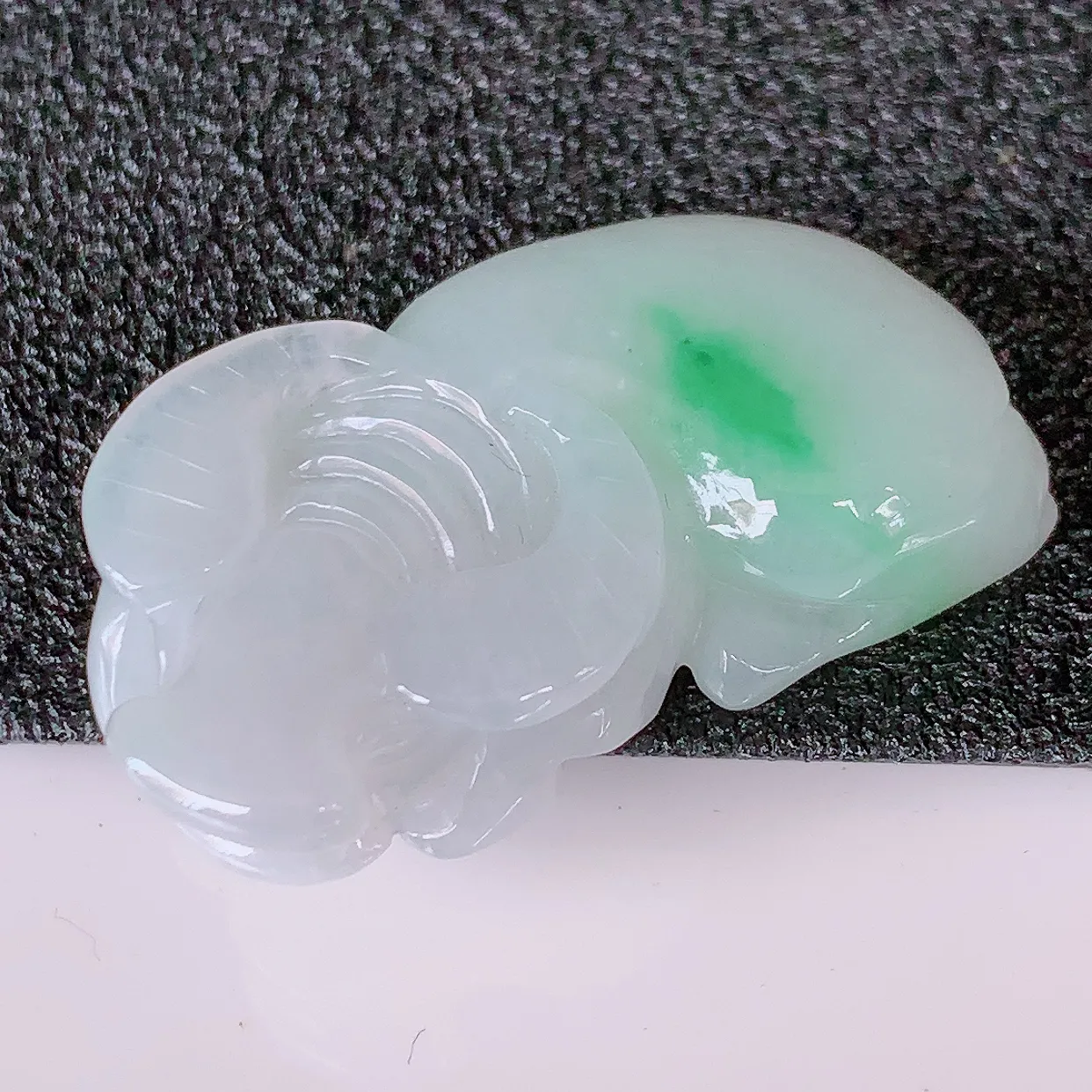自然光实拍，冰润飘绿翡翠生肖牛气冲天吊坠，种老水足，雕工精湛 ，寓意美好，佩戴时尚出众！#41.25