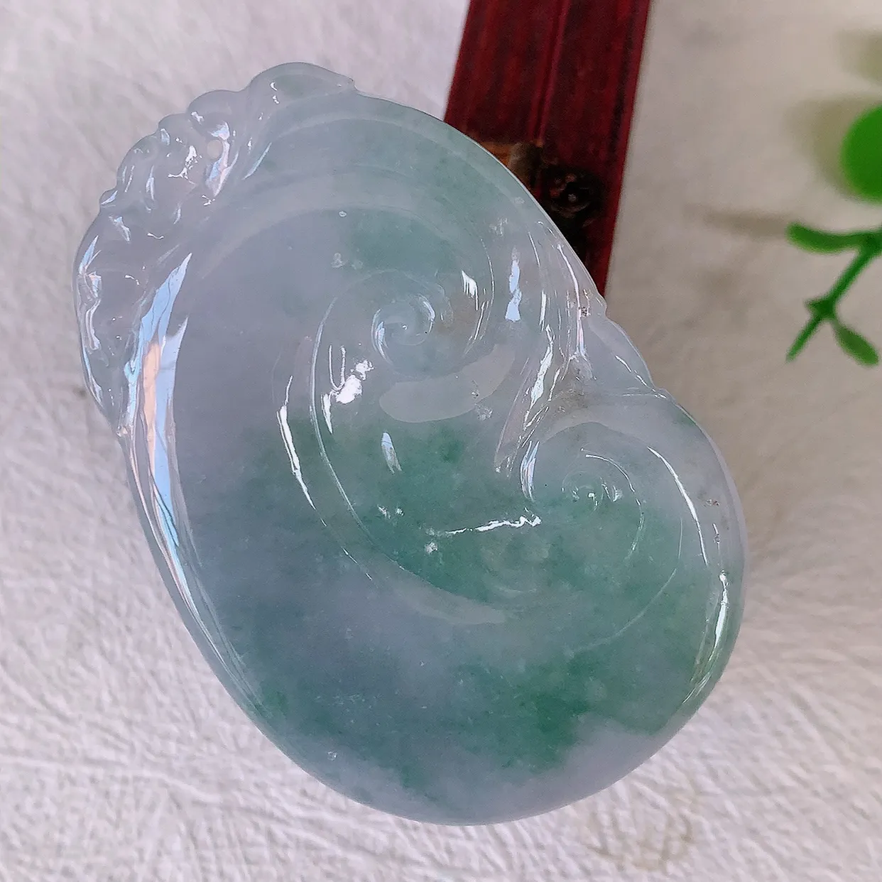 自然光实拍，水润春带彩翡翠万事如意吊坠，翠色灵动，玉质细腻，颜色漂亮，品相佳，佩戴佳品！#57.25