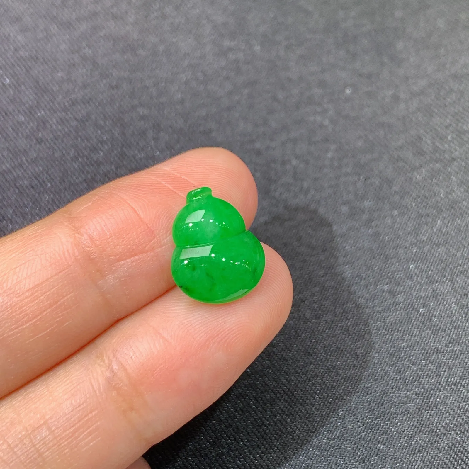 阳绿葫芦，镶嵌佳品，冰润色阳，种水足 尺寸12.5*10.5*3.5