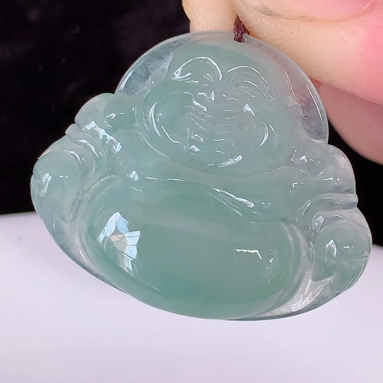 自然光实拍，冰种翡翠佛公，水灵起胶，翠色迷人，佛公在心中，一生平安，饱满圆润，开怀大笑佛公，配戴灵气十足！#46.25