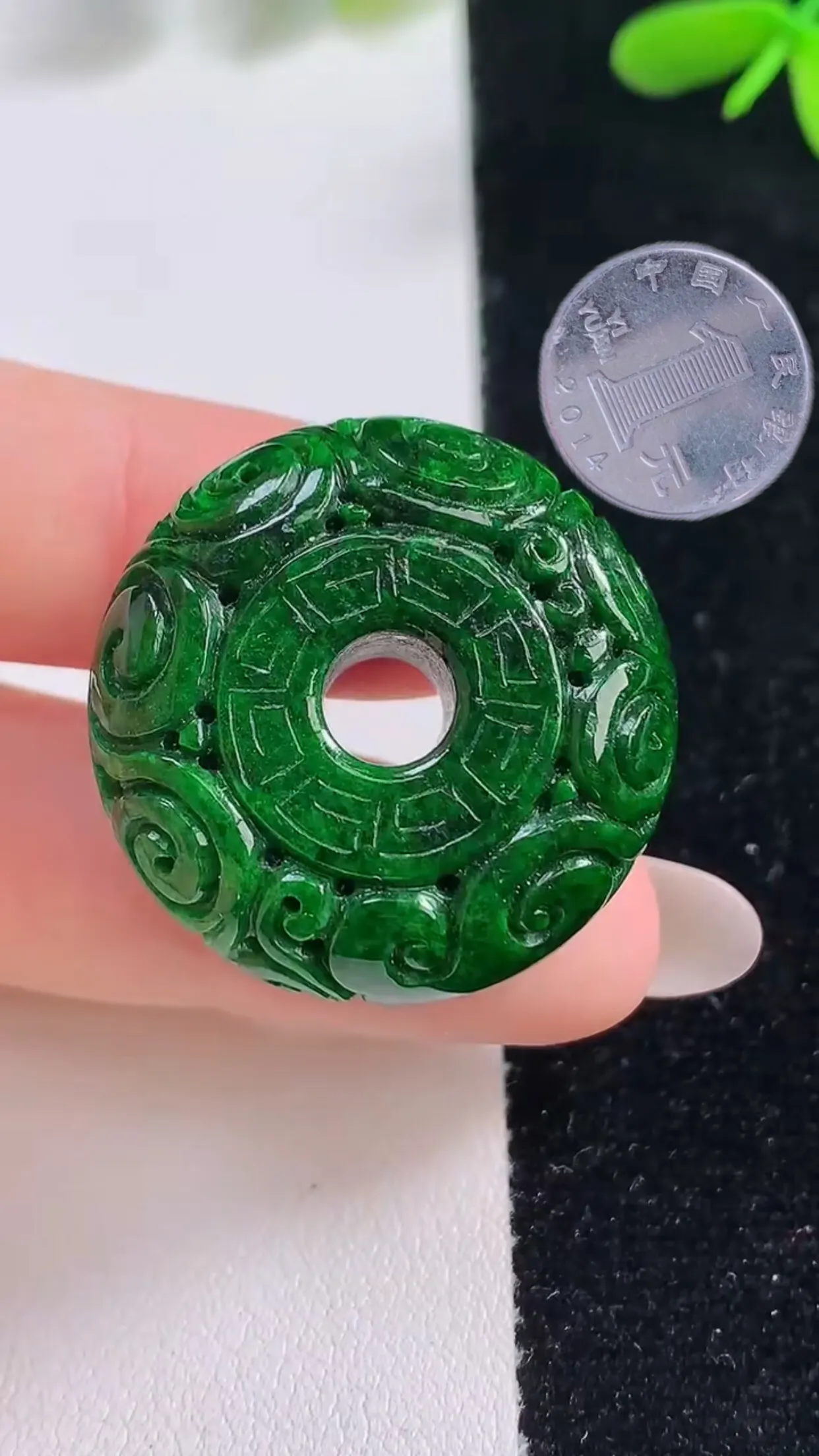 缅甸天然翡翠a货 老坑料起胶冰润 满辣绿雕花路路通吊坠，尺寸29.1-11.6mm  y 18.94