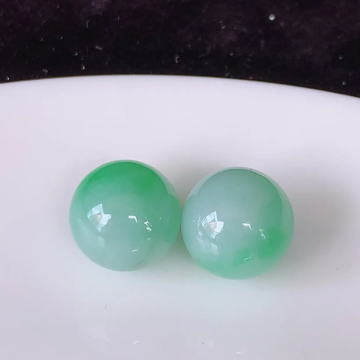自然光实拍，冰润飘绿翡翠一对圆珠，翠色灵动，玉质细腻，颜色漂亮，品相佳，佩戴佳品！ #05.25尺寸10.5mm