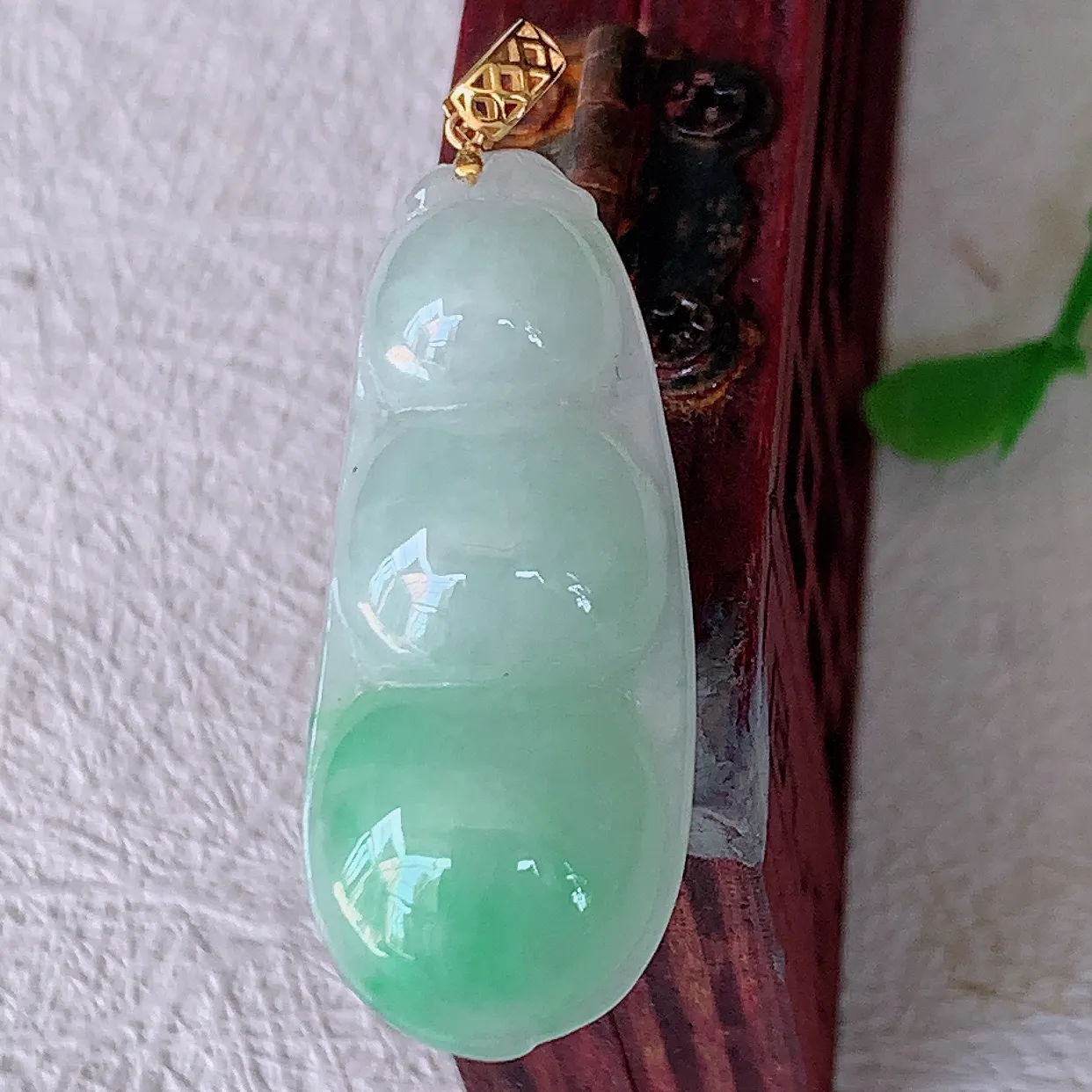 18K金镶嵌冰润飘绿翡翠四季豆吊坠，平安豆福豆玉坠，冰润通透，豆粒饱满，寓意：豆蔻年华！#00.25