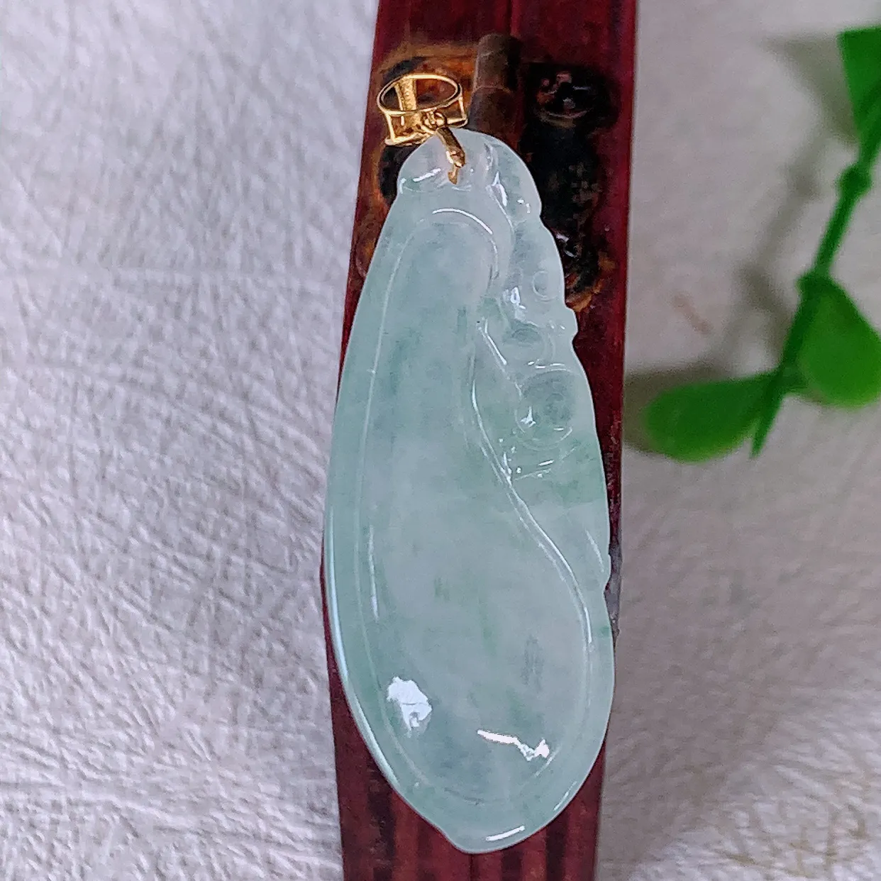 18K金镶嵌冰种飘花翡翠招财福瓜吊坠，精美饱满福瓜，种水足，形态圆润饱满，福相十足 ！#00.25