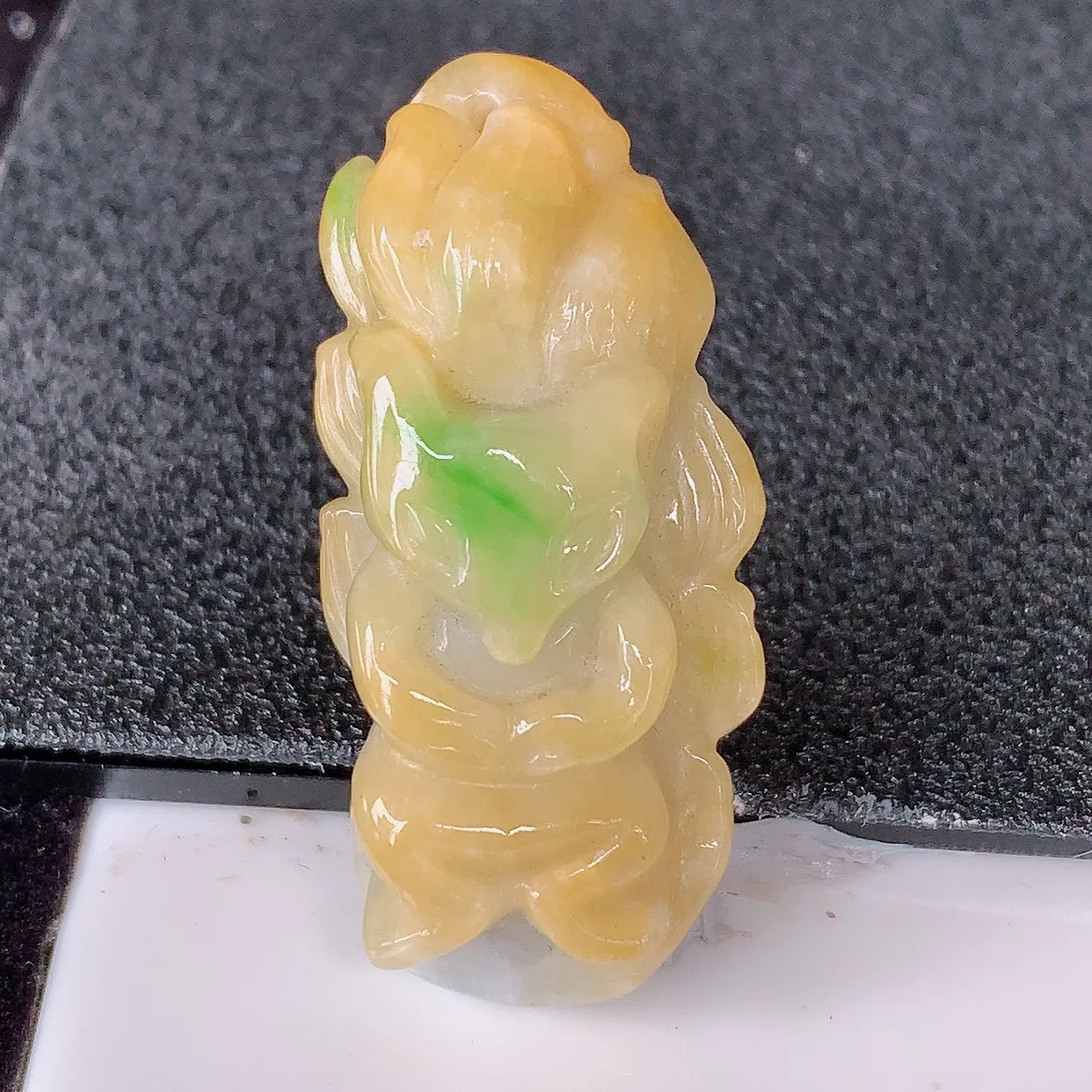 自然光实拍，冰润黄加绿翡翠狐狸吊坠，种老水足，雕工精湛 ，寓意美好，佩戴时尚出众！#87.26