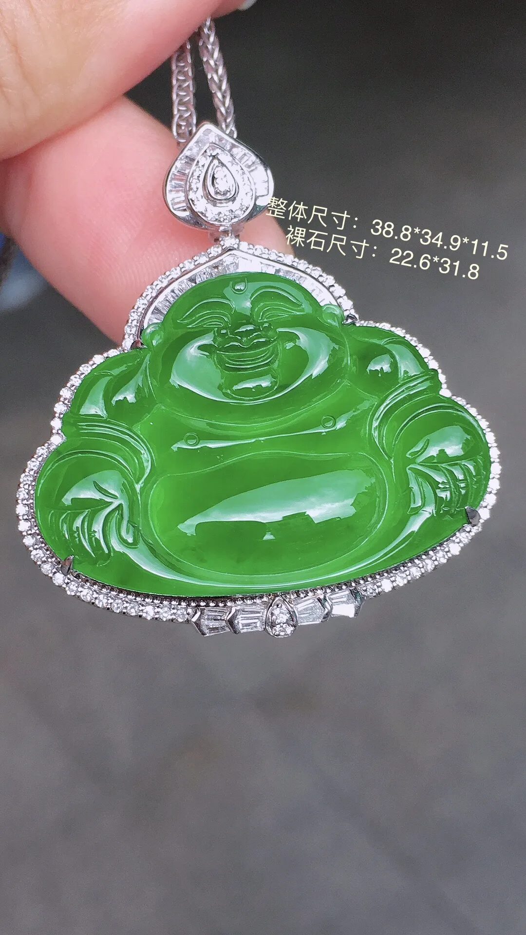 满绿佛公吊坠，色泽均匀浓郁，玉质细腻，荧光感超
强，饱满圆润，尽显优雅气质，18k
金豪华镶嵌