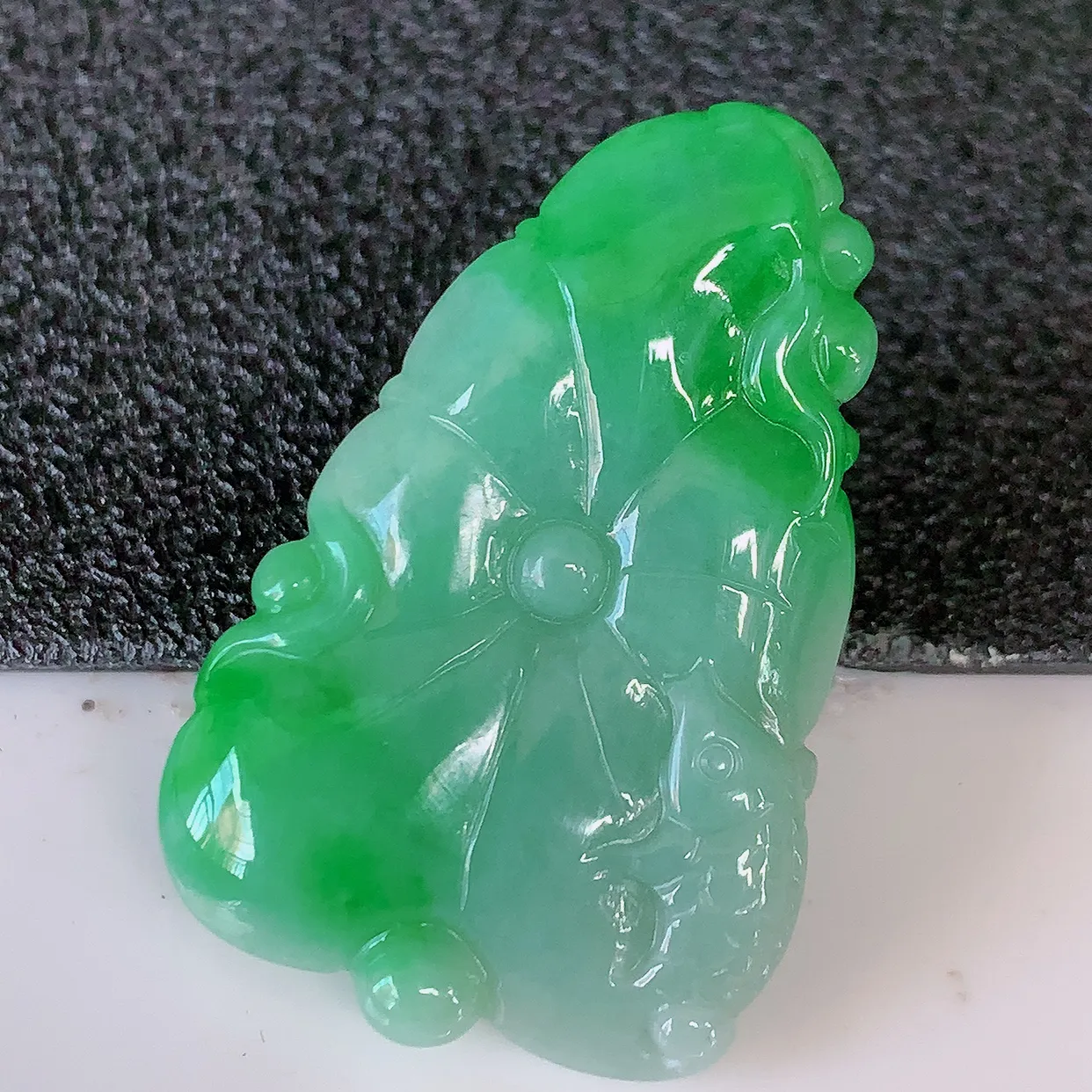 自然光实拍，冰润飘绿翡翠荷叶鱼、和和美美玉坠，财源广进，自然隐逸、荷本是素不着尘之物，有和美之寓意。