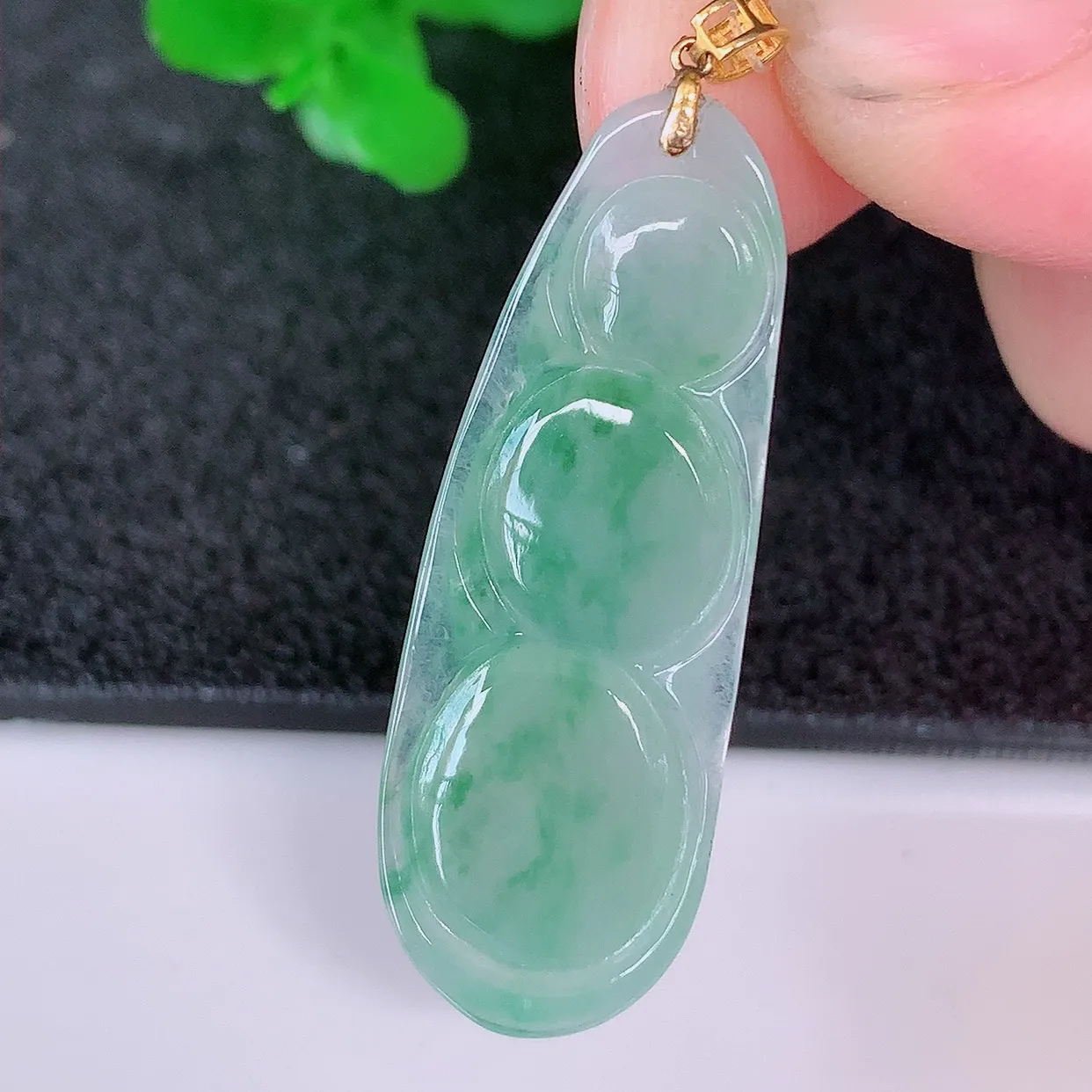 18K金镶嵌冰种翡翠飘花四季豆吊坠，平安豆福豆玉坠，冰润通透，豆粒饱满，寓意：豆蔻年华！#49.25