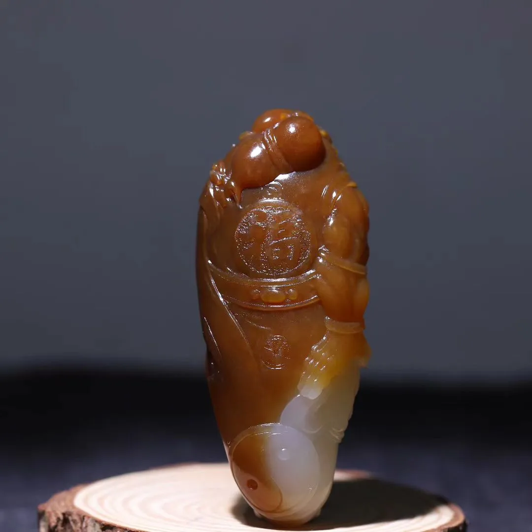 精品美物
【钟馗纳福】藏品级和田糖白玉，糖色浓郁，白若凝脂，玉质细腻，结构紧致，脂粉佳，手感舒适。纯手工精工细作、刻画生动传神，钟馗铁面杏目，虬鬓钢容，神态沉毅，霸气凌然。钟馗为万应之神，避邪护身，有求必应；要福得福，要财得财，招财纳福。
【规格】76-32-22mm，75g
c92312624