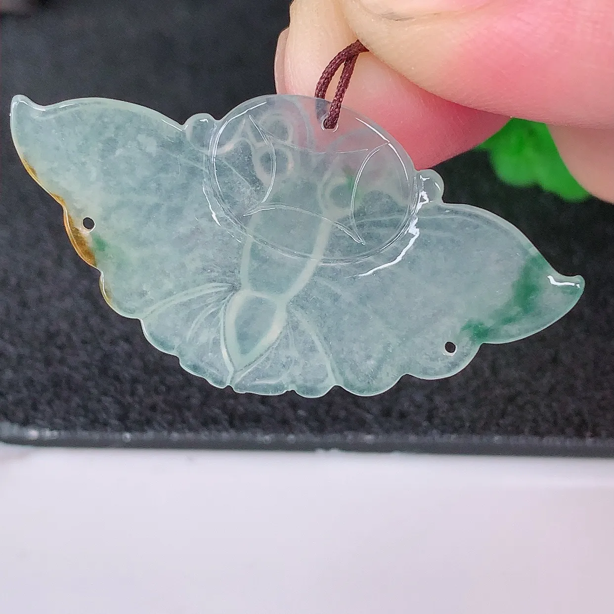 自然光实拍，冰种三彩翡翠蝴蝶吊坠，种老水足，雕工精湛 ，寓意美好，佩戴时尚出众！#87.26