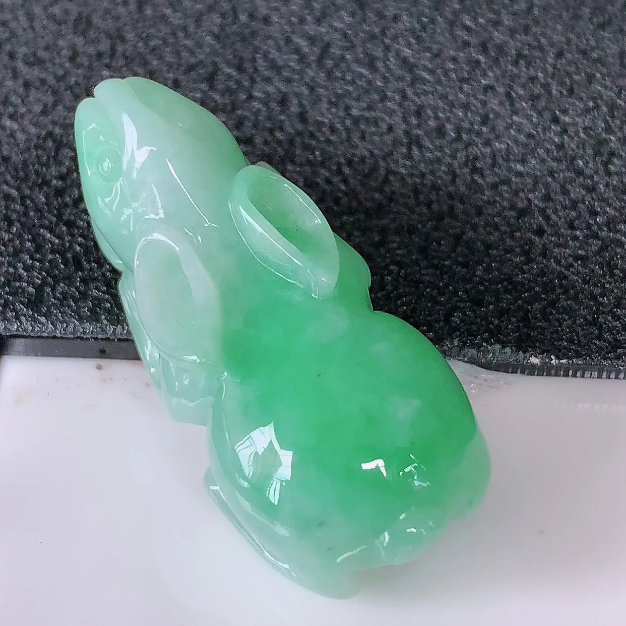 自然光实拍，冰润飘绿翡翠生肖玉兔吊坠，种老水足，雕工精湛 ，寓意美好，佩戴时尚出众！#87.26
