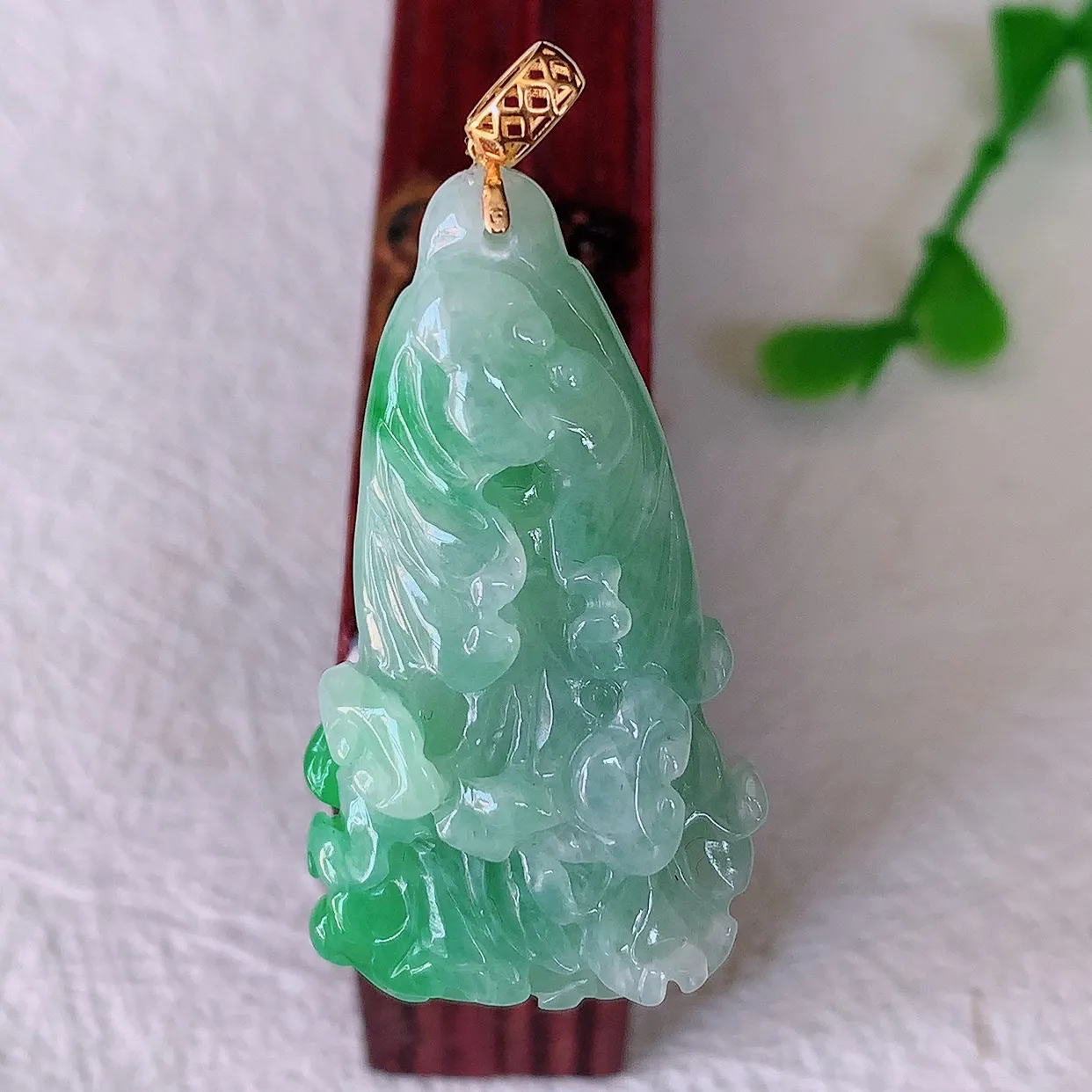 18K金镶嵌冰飘辣绿翡翠招百财白菜吊坠，百财聚来，财源滚滚，色泽鲜艳，精工水润的白菜，性价比高！#1.25